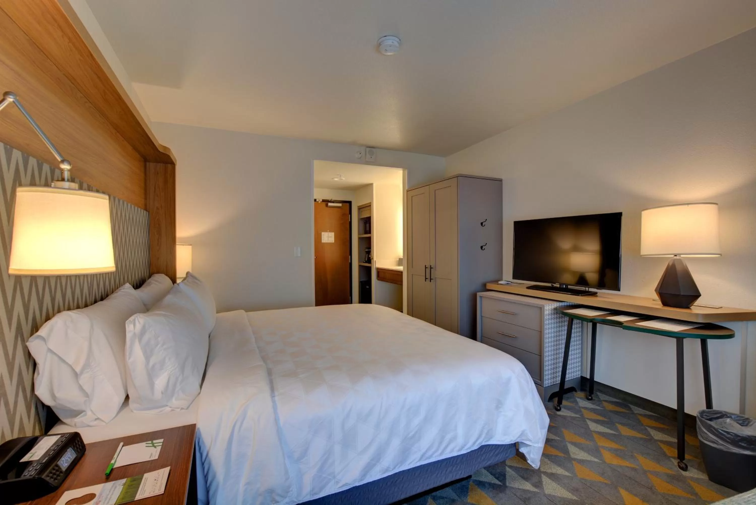Photo of the whole room, Bed in Holiday Inn - Salem by IHG