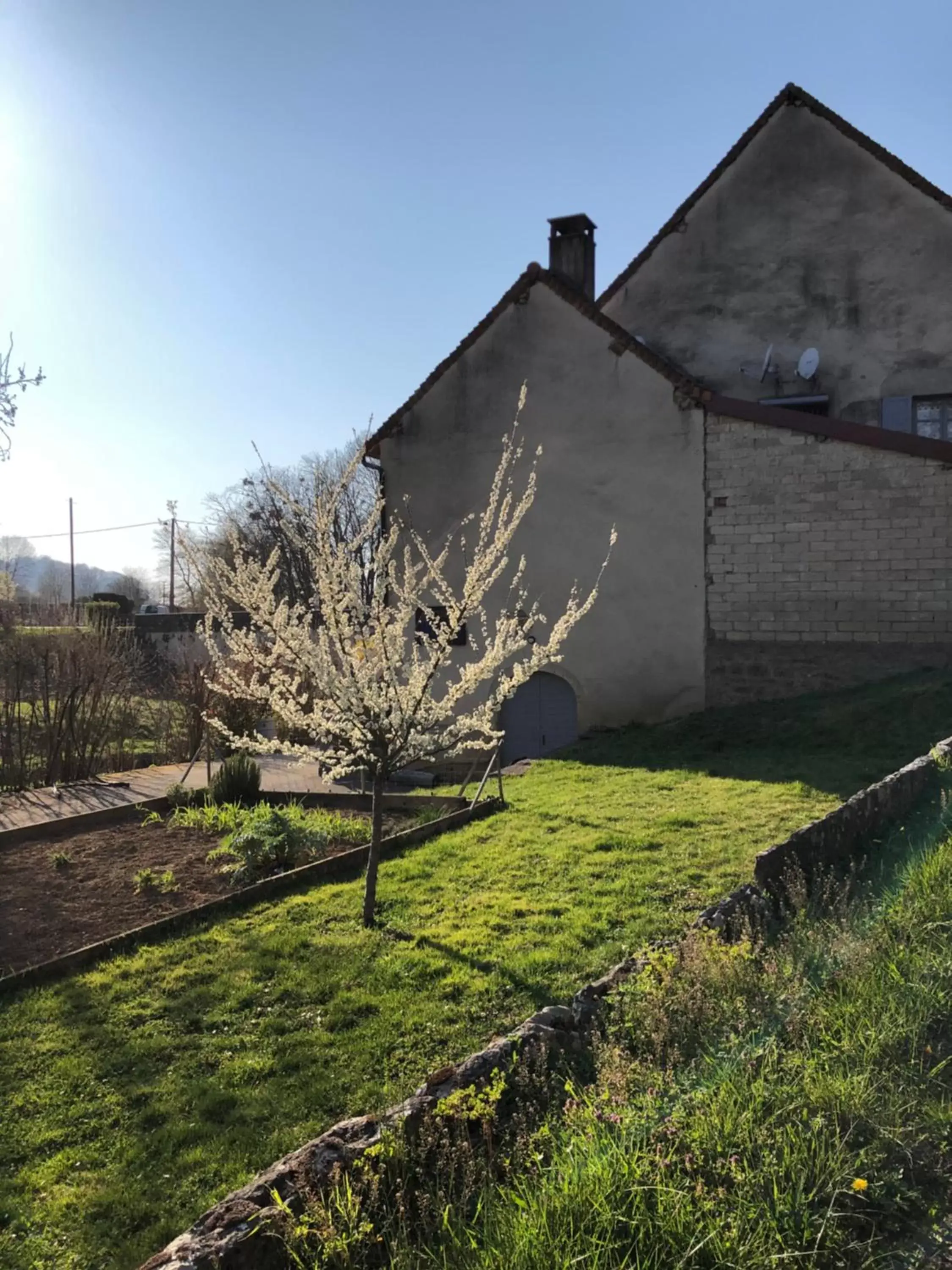 Property Building in Au lavoir du Serein "Les Écureuils"