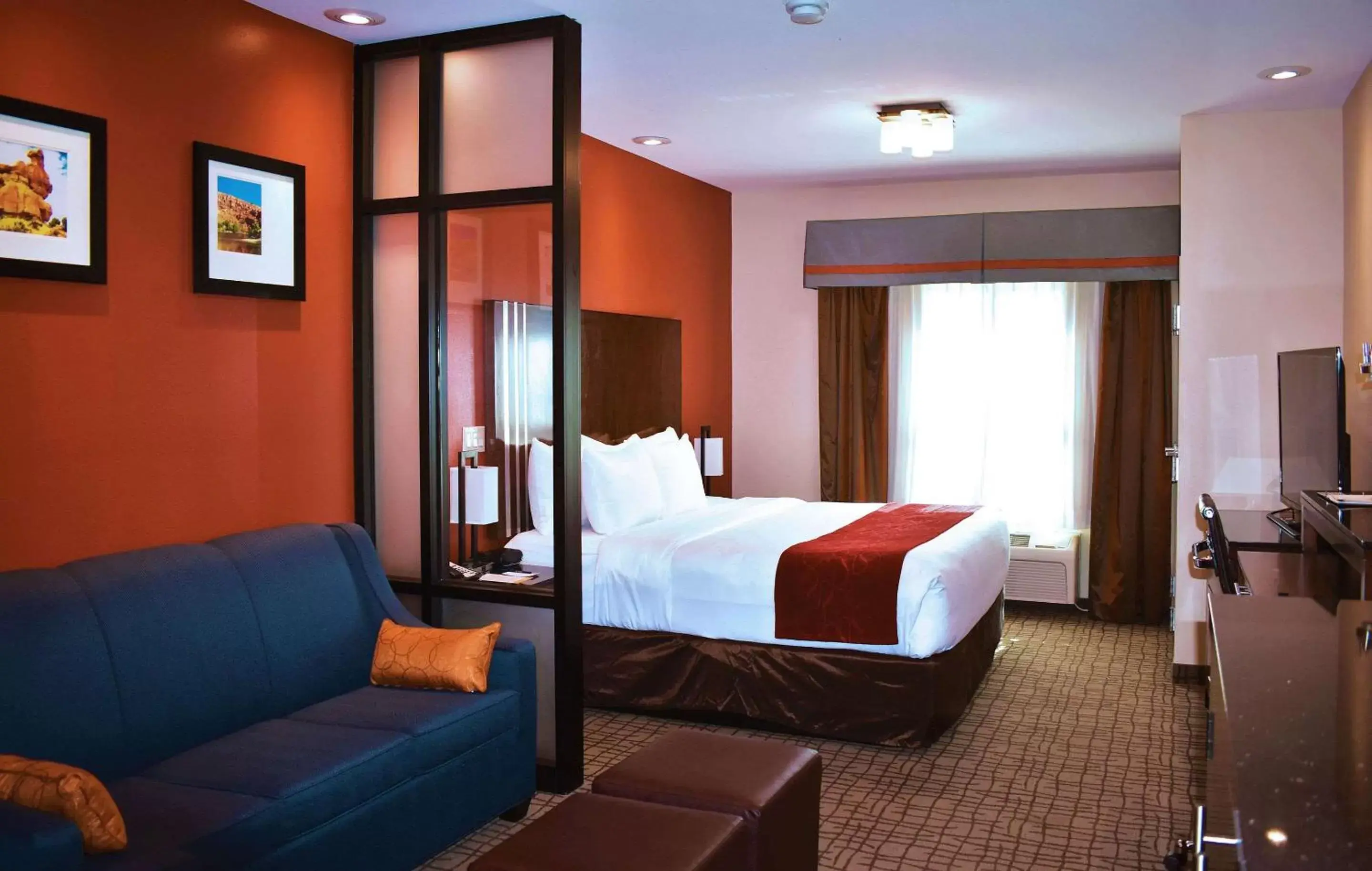 Photo of the whole room, Bed in Comfort Suites Roswell