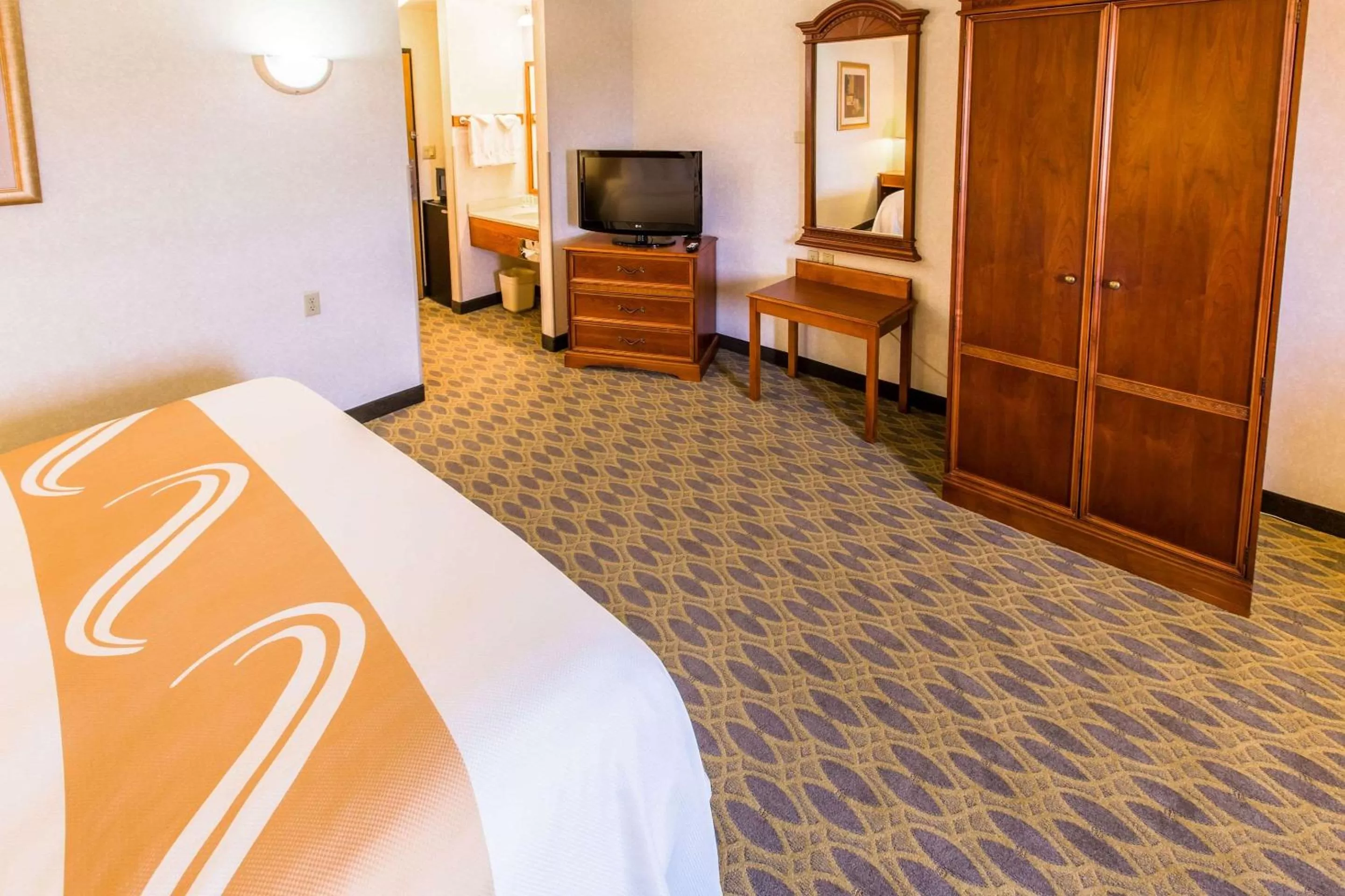 Photo of the whole room, Bed in Quality Inn & Suites University