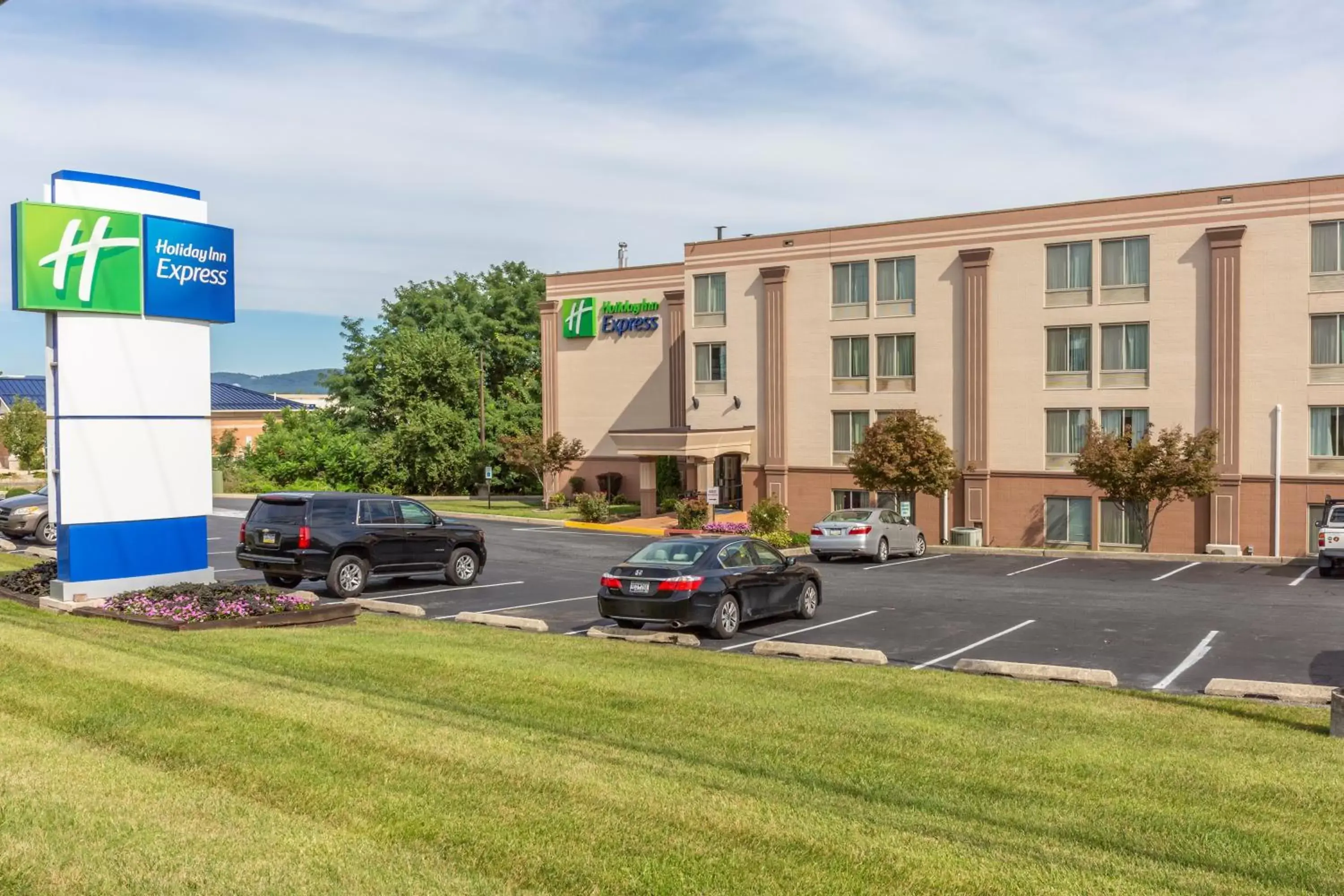 Property Building in Holiday Inn Express Harrisburg SW - Mechanicsburg, an IHG Hotel