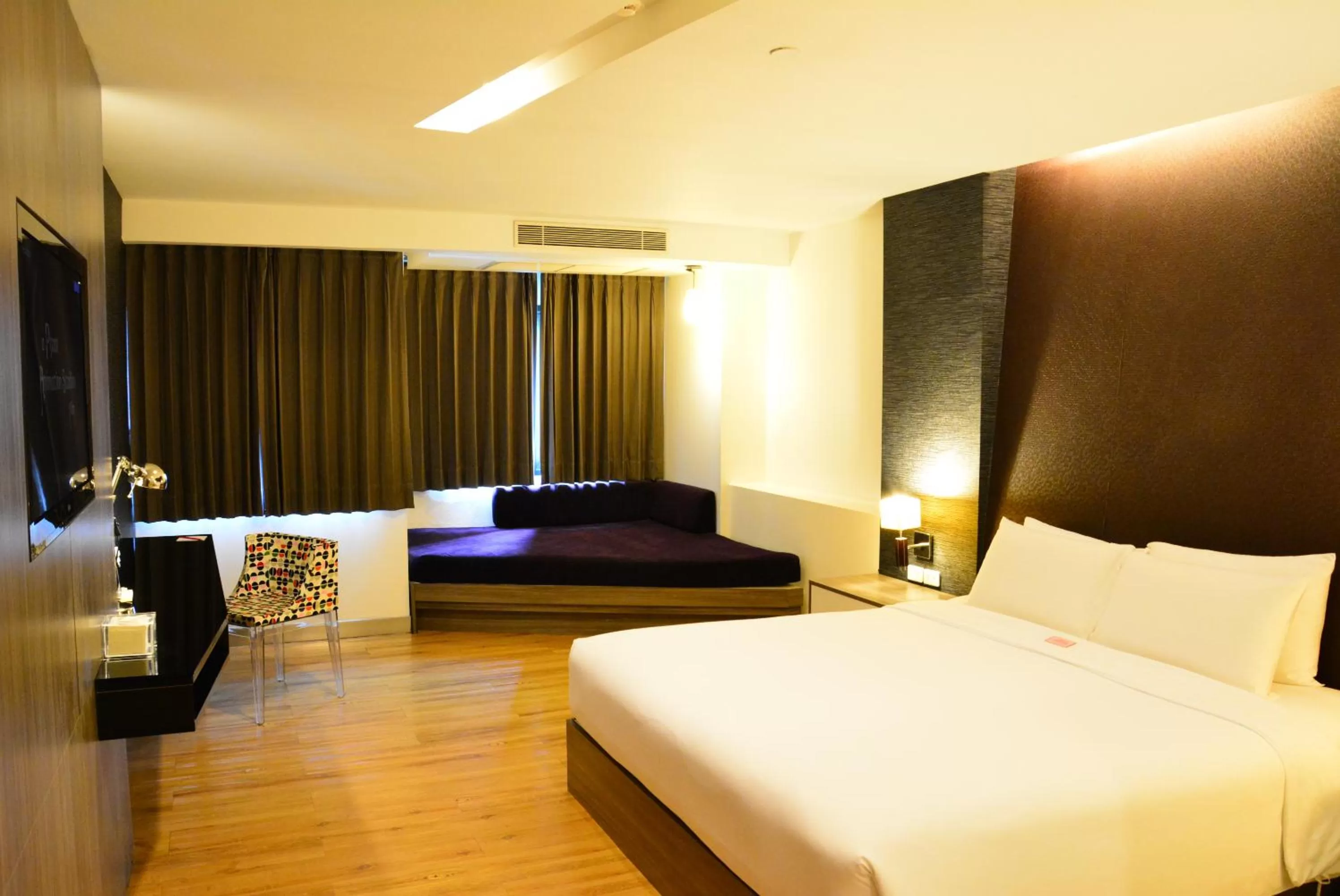 Photo of the whole room, Bed in Trinity Silom Hotel