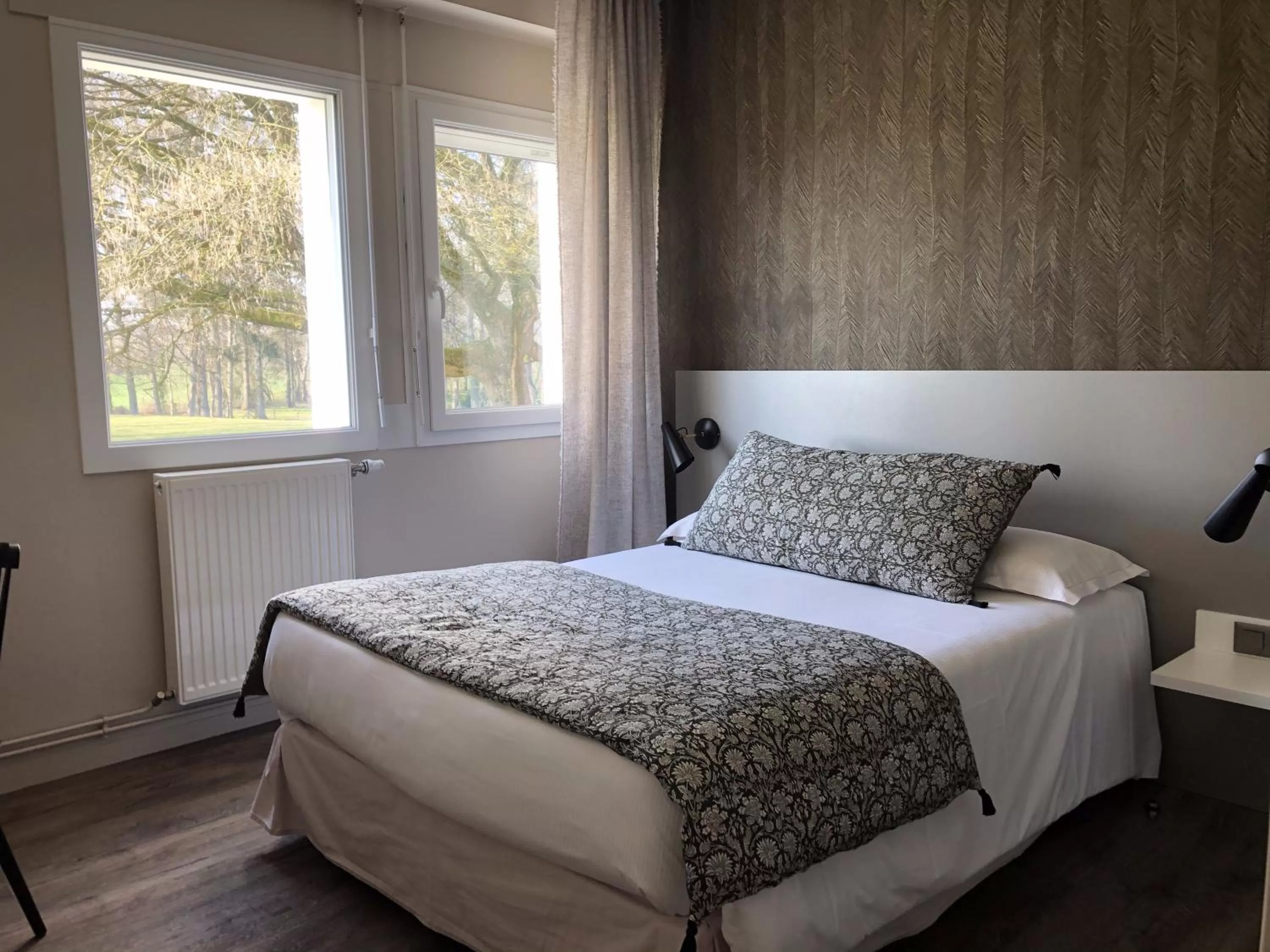 Bedroom, Bed in Hôtel le Corbusson