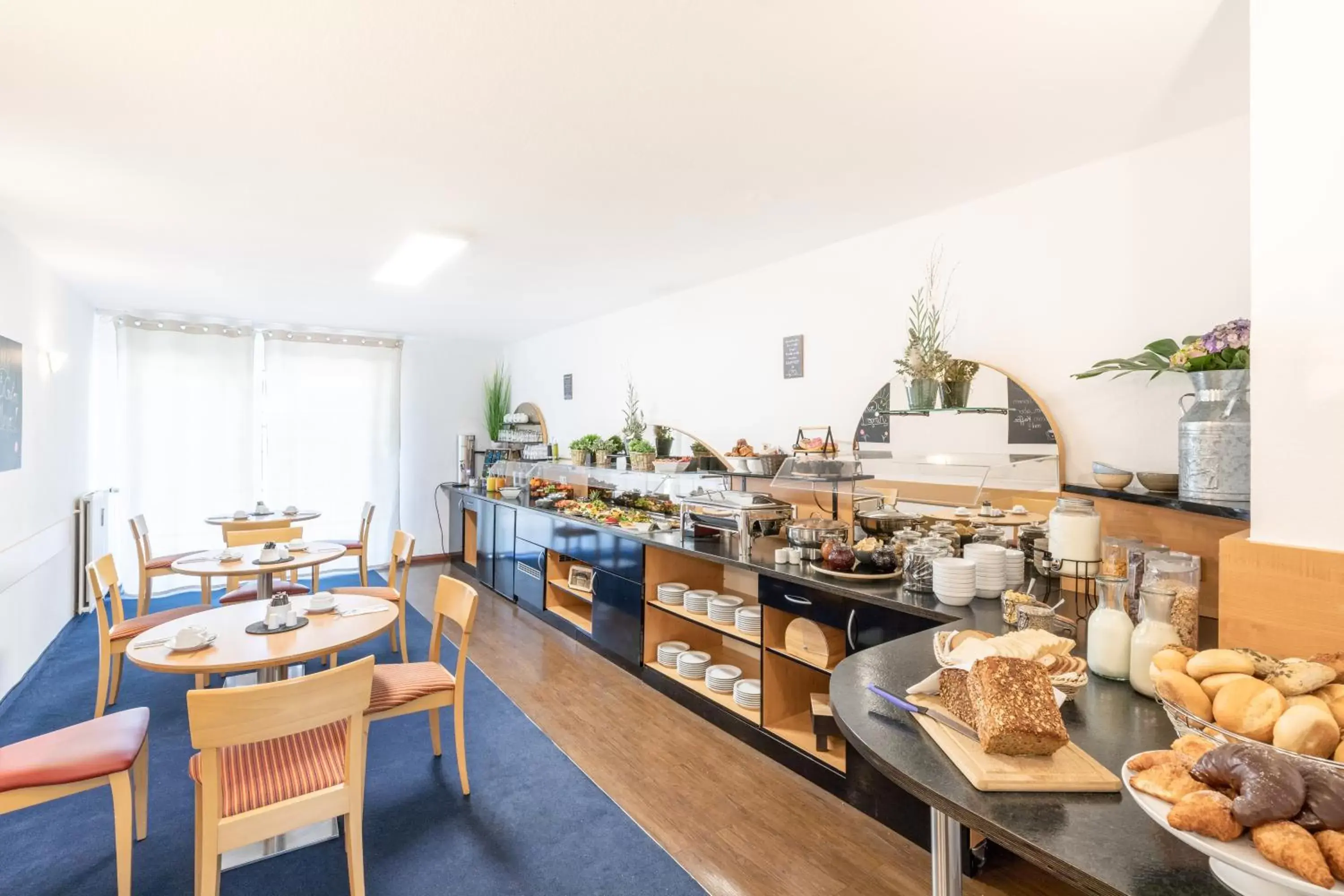 Buffet breakfast in acora Düsseldorf Living the City - Apartments Buffet breakfast in acora Düsseldorf Living the City - Apartments