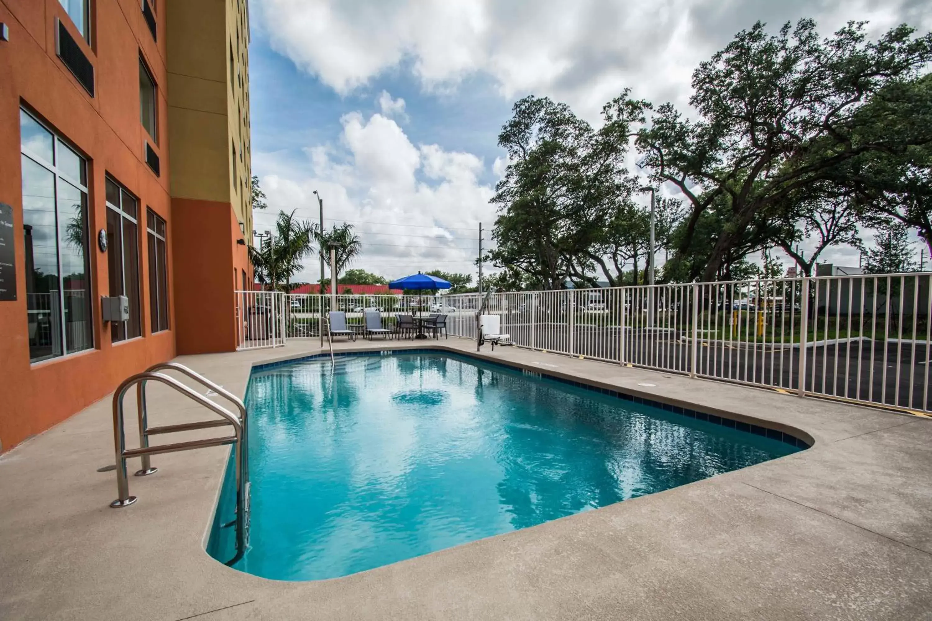 Swimming Pool in Comfort Suites Fort Lauderdale Airport South & Cruise Port