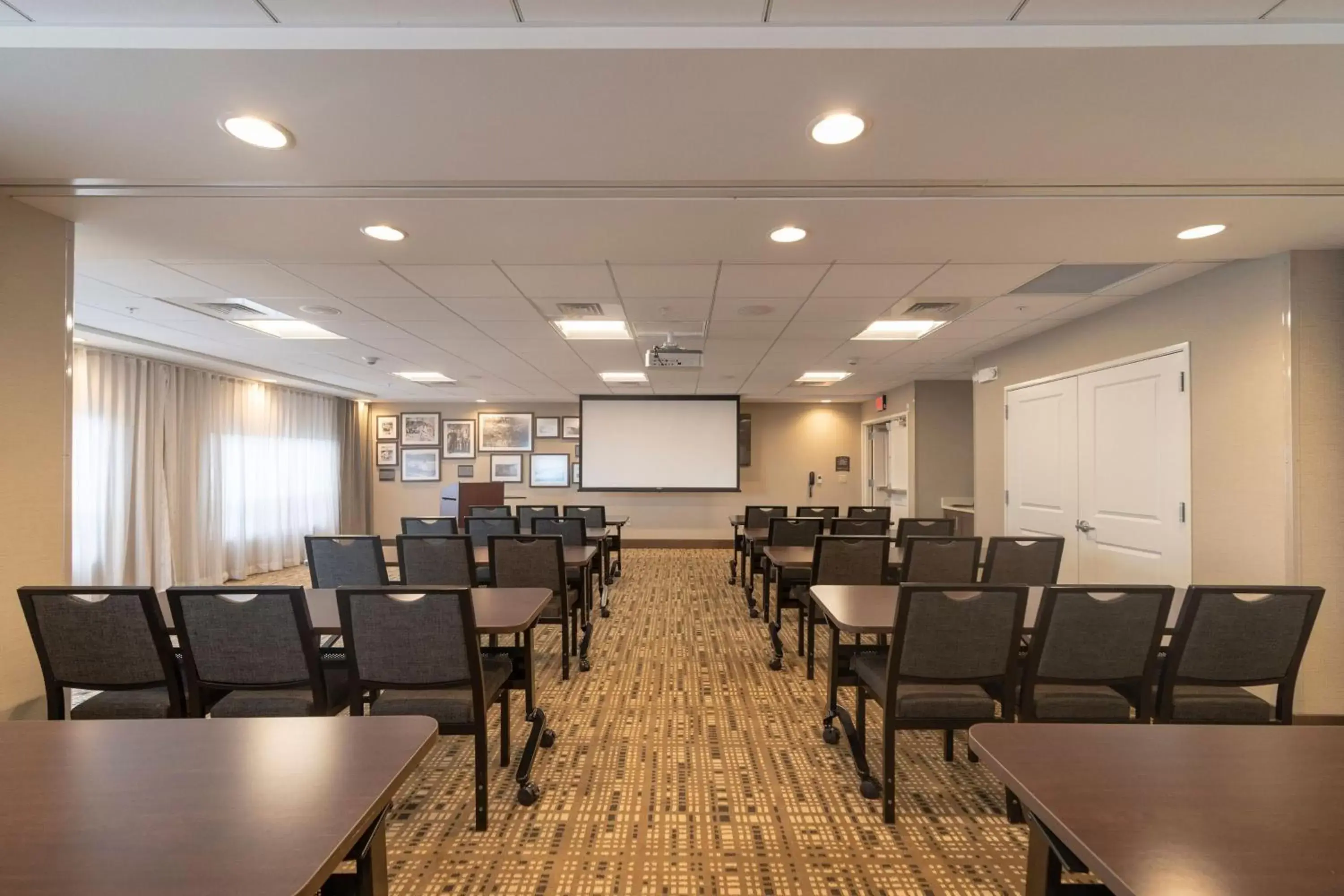Meeting/conference room in Staybridge Suites Marquette, an IHG Hotel