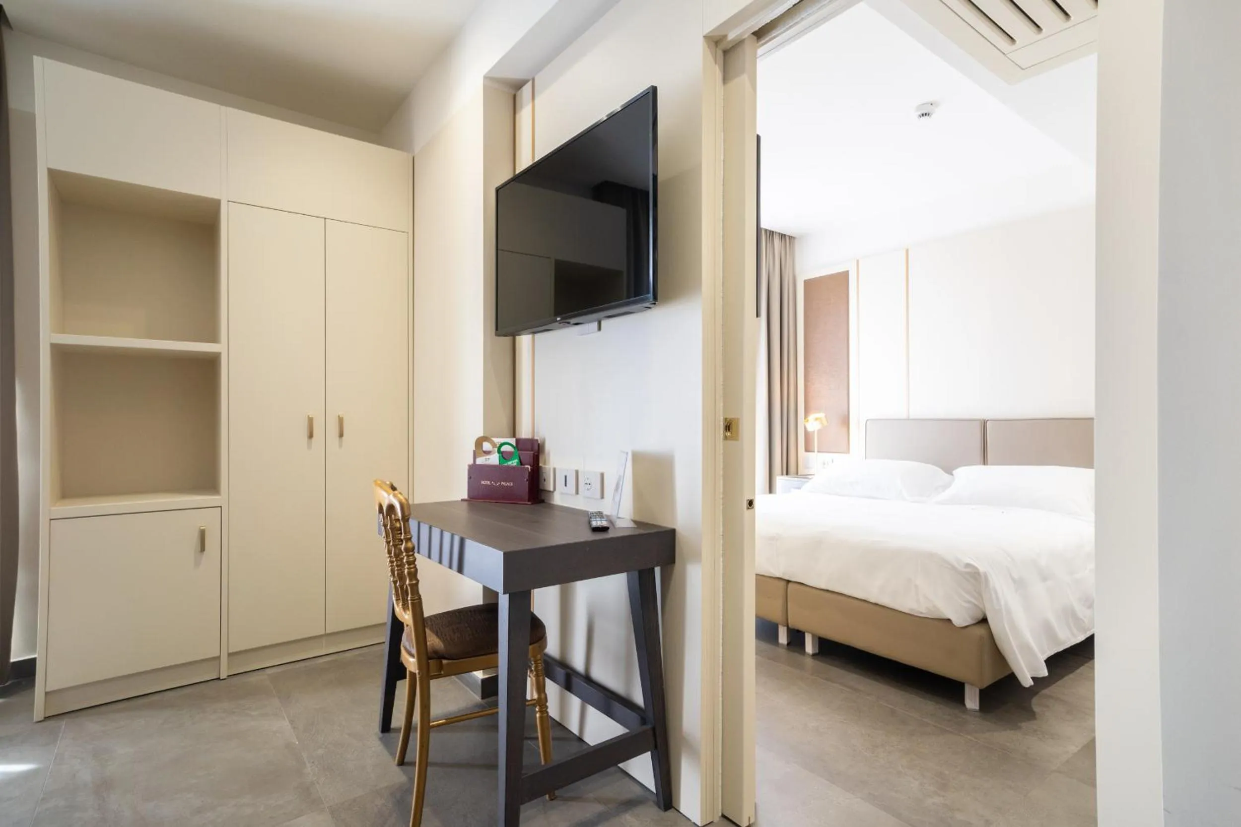 Communal lounge/ TV room, Bed in Hotel Palace