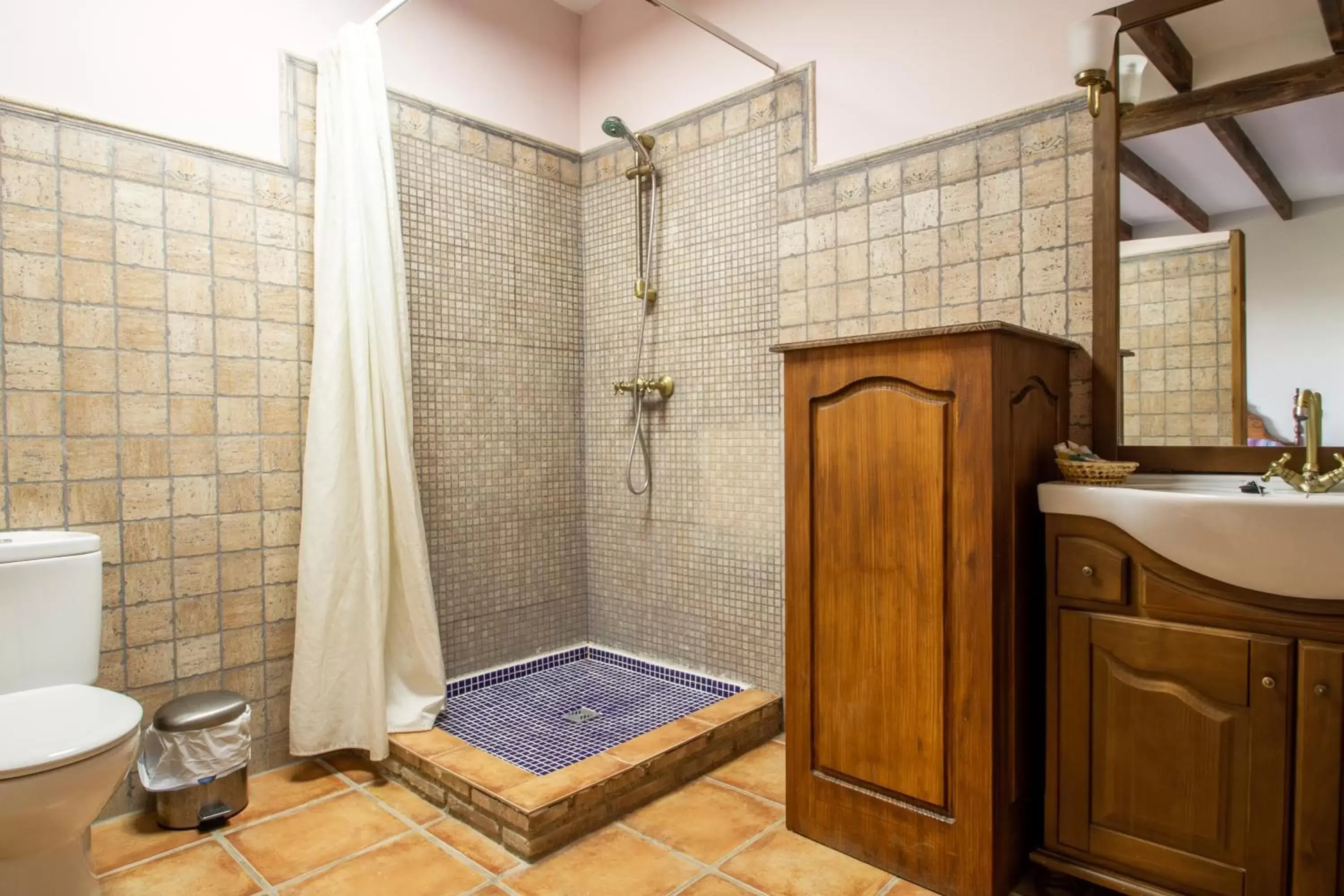 Shower, Bathroom in Hostal Rural Turre