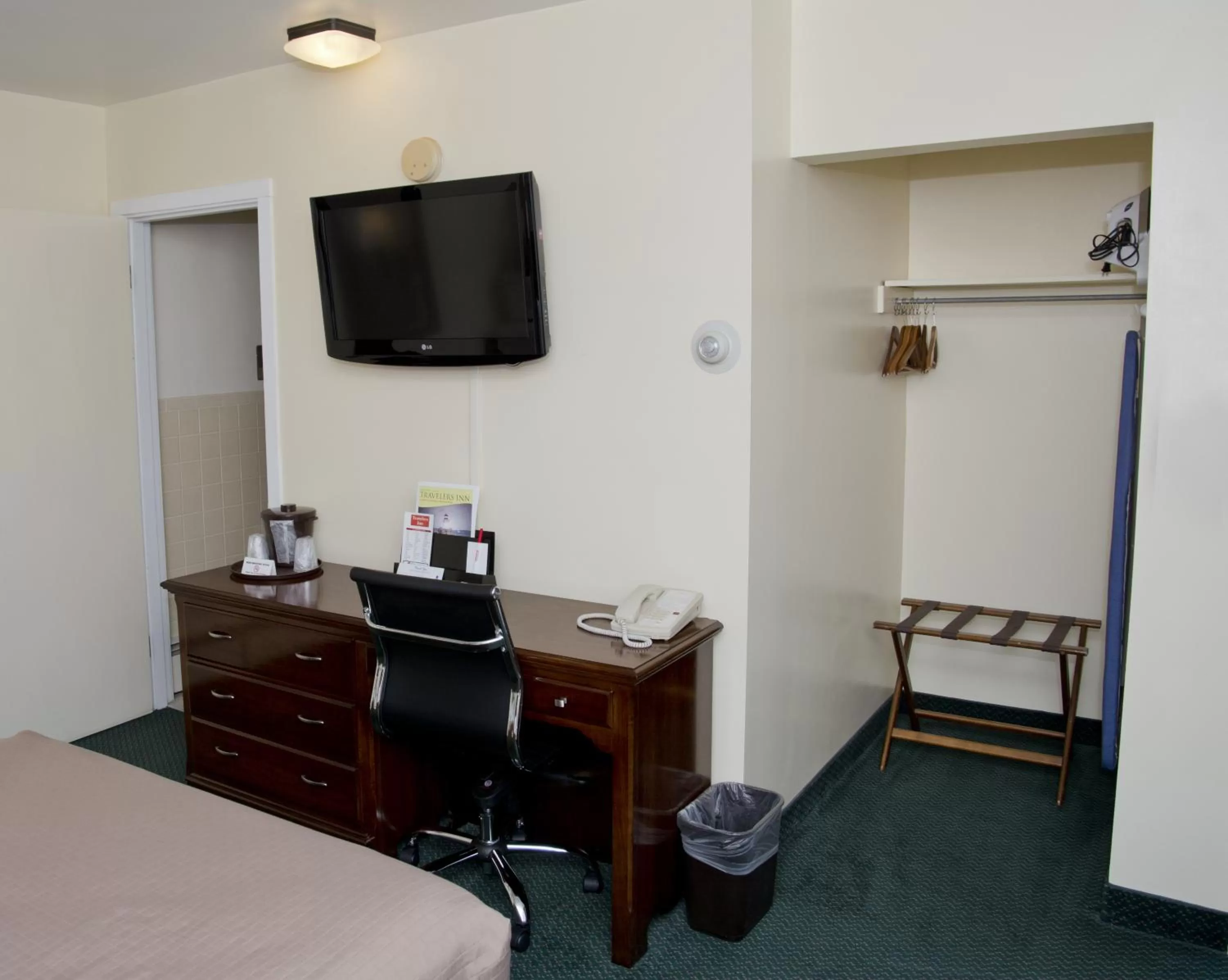 Bedroom, Bed in Travelers Inn