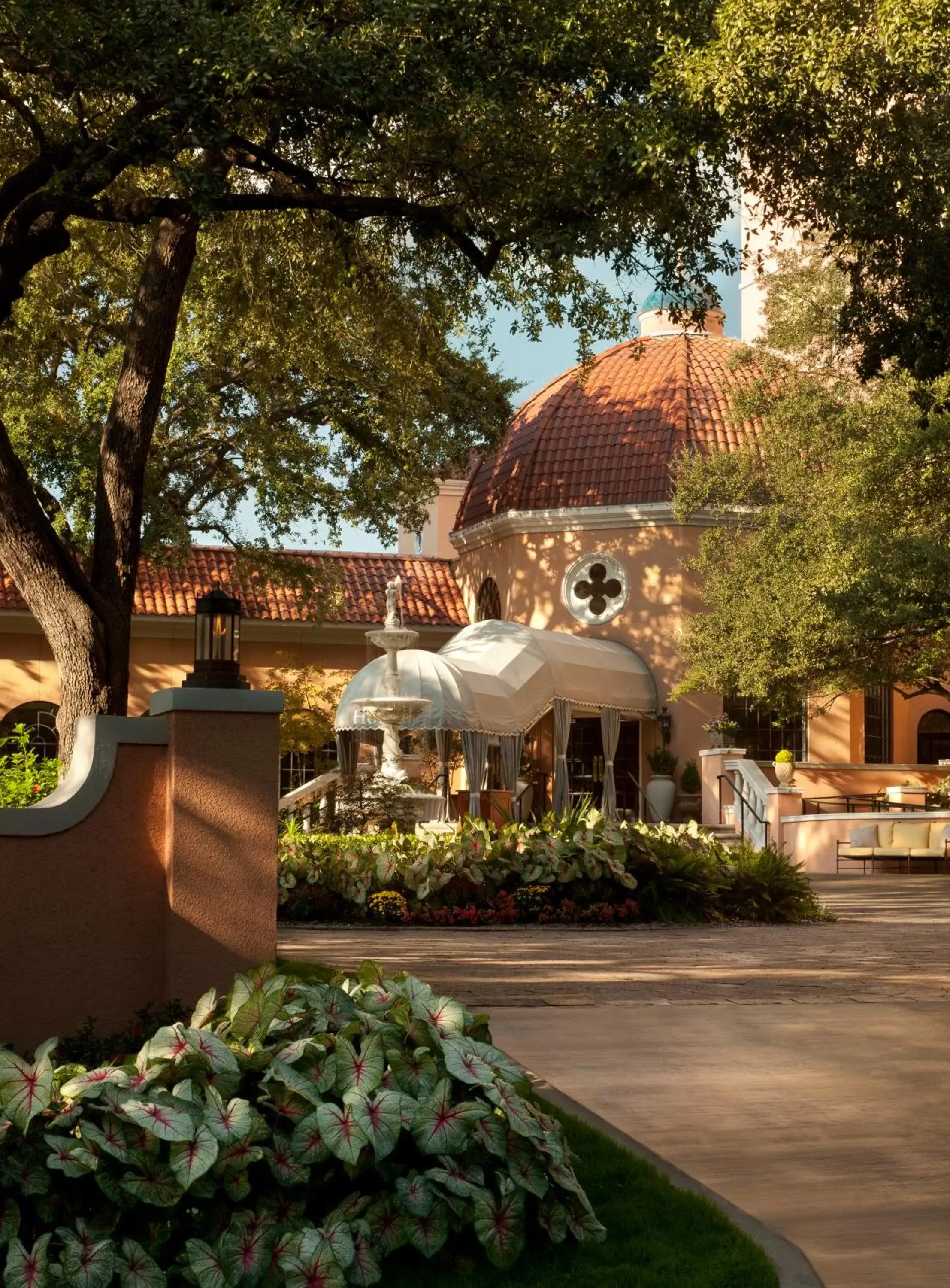 Facade/entrance in Rosewood Mansion on Turtle Creek