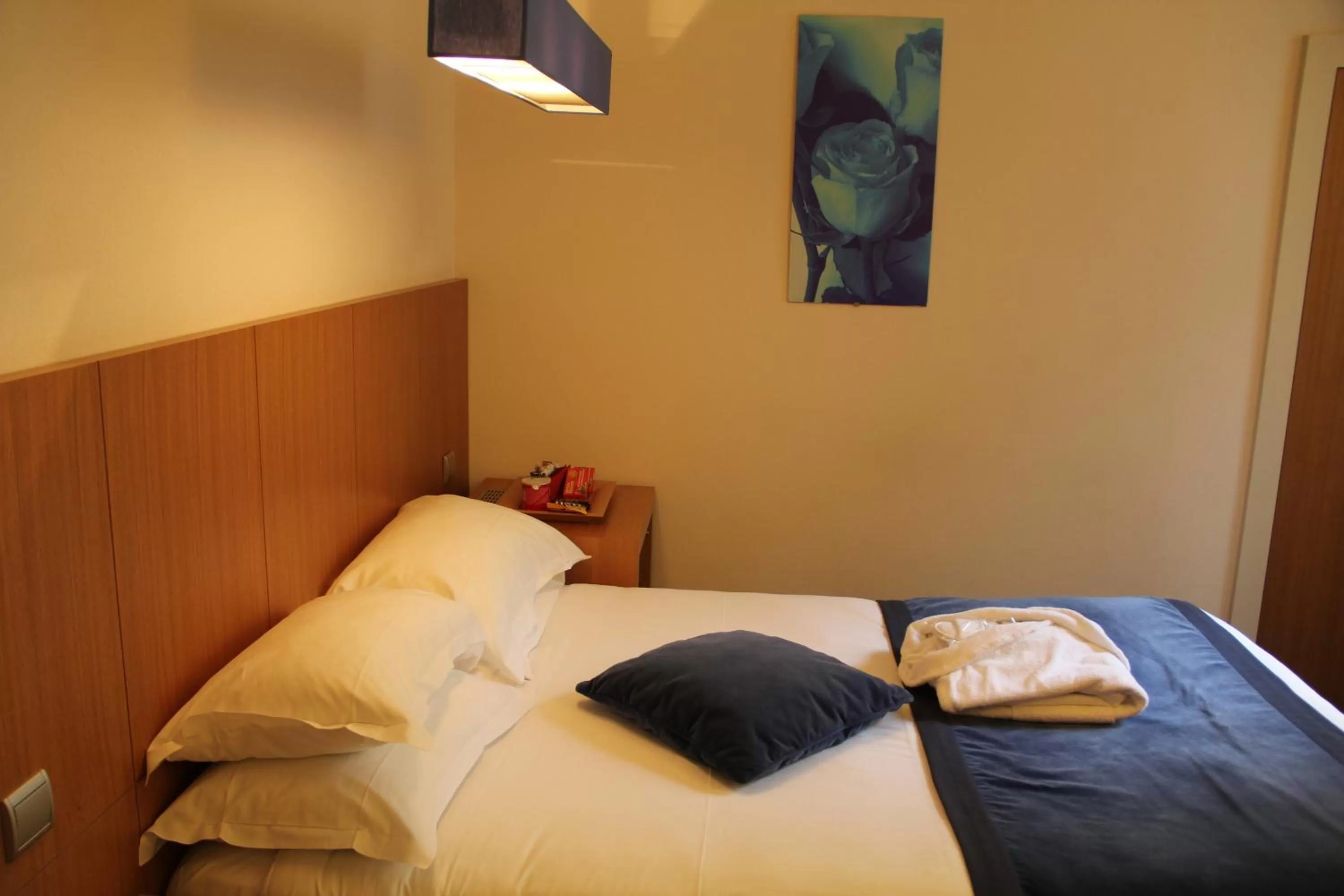 Bed in Westside Arc de Triomphe Hotel