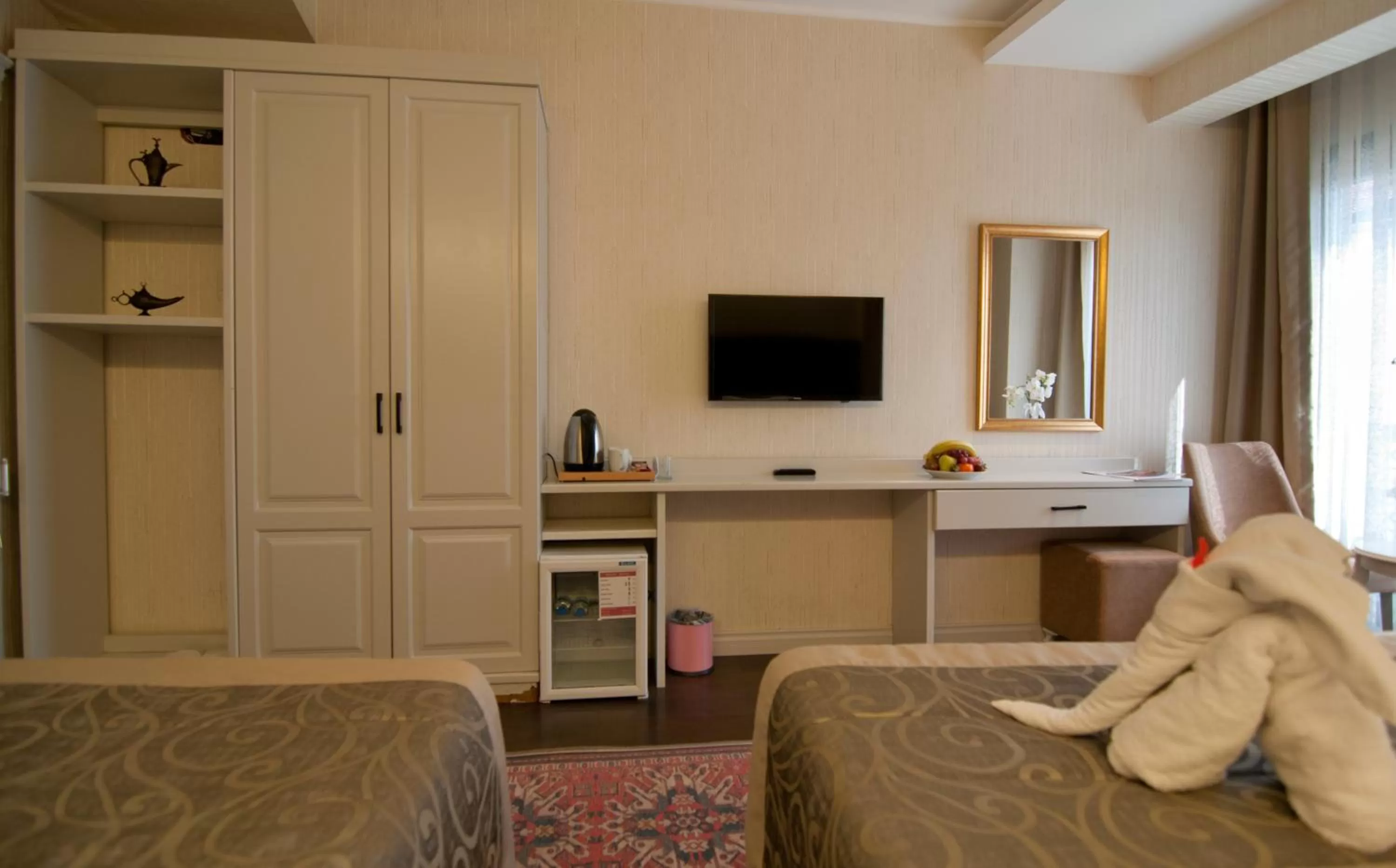 Bed, TV/Entertainment Center in Pruva Hotel
