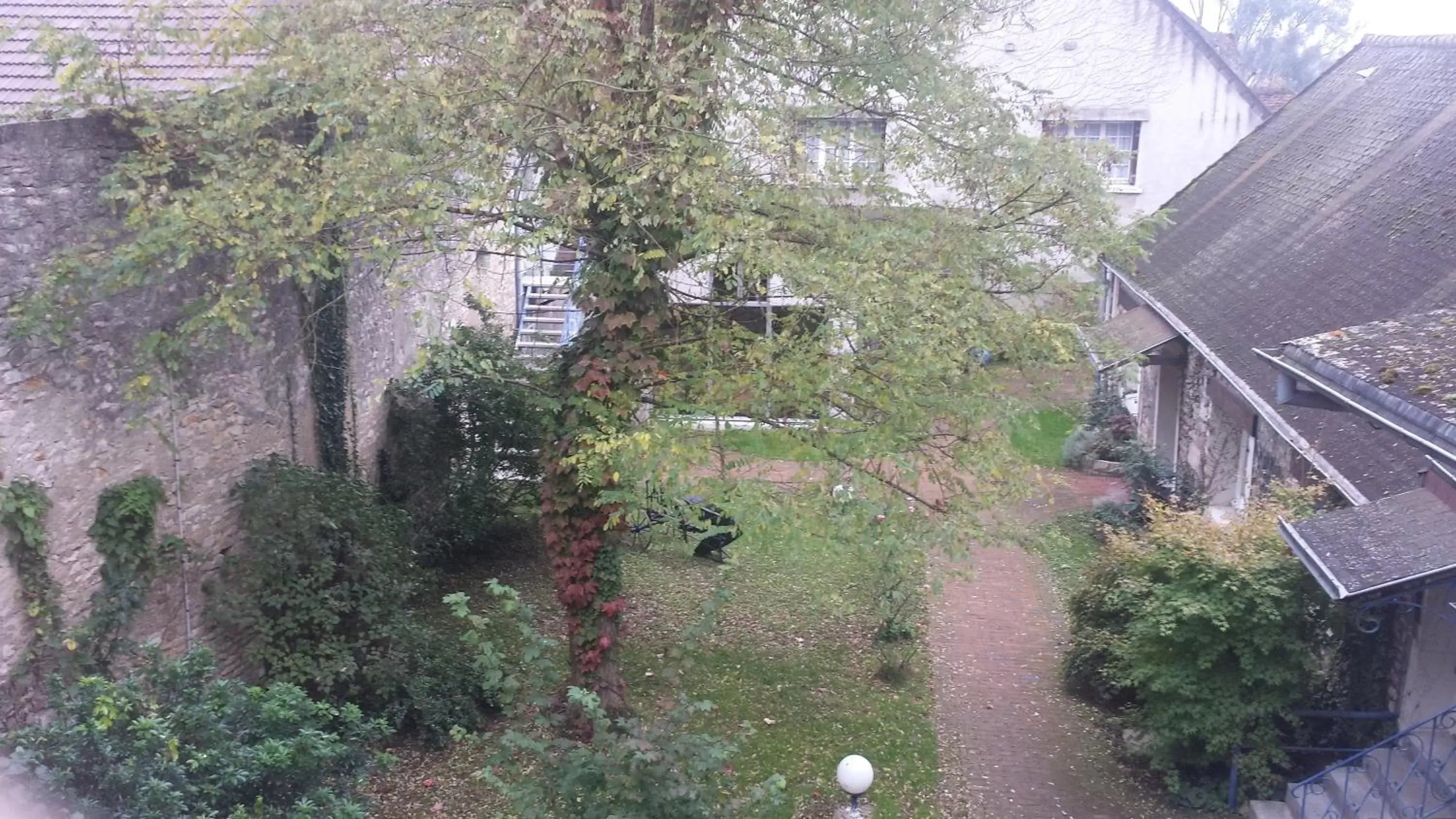 Garden in Hotel Le Bon Laboureur