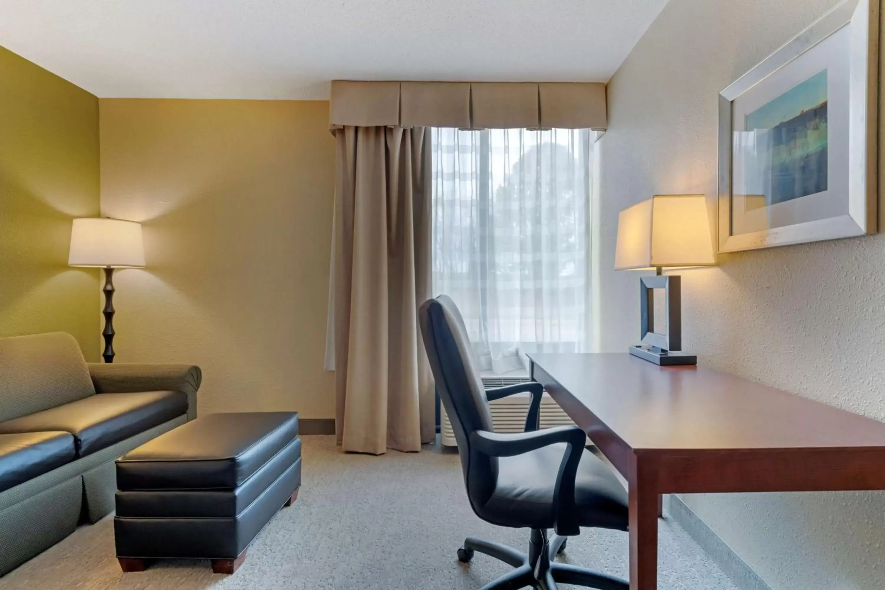 Bedroom, Seating Area in Best Western Fairmont