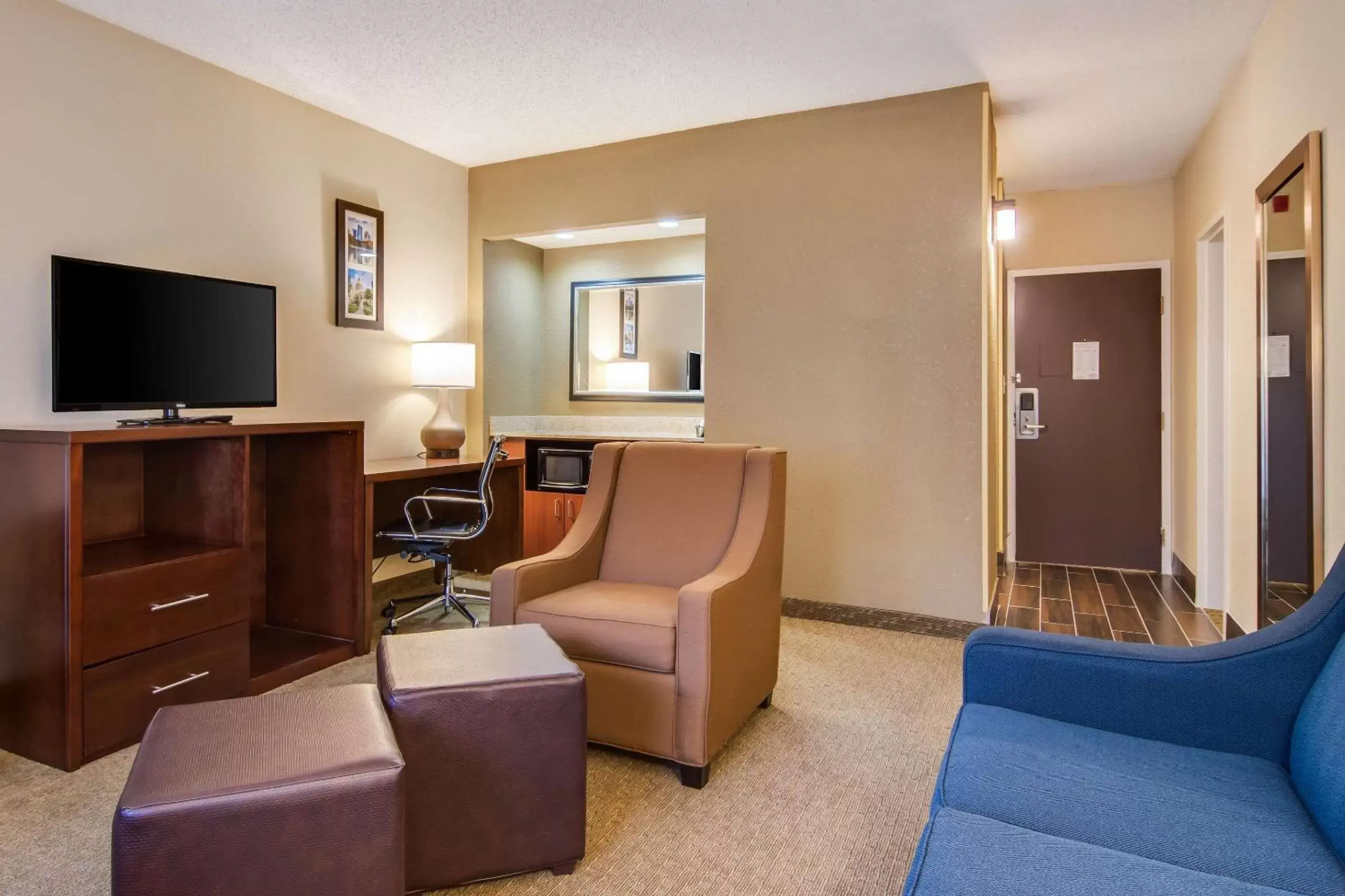 Photo of the whole room, Seating Area in Comfort Inn Roswell-Dunwoody