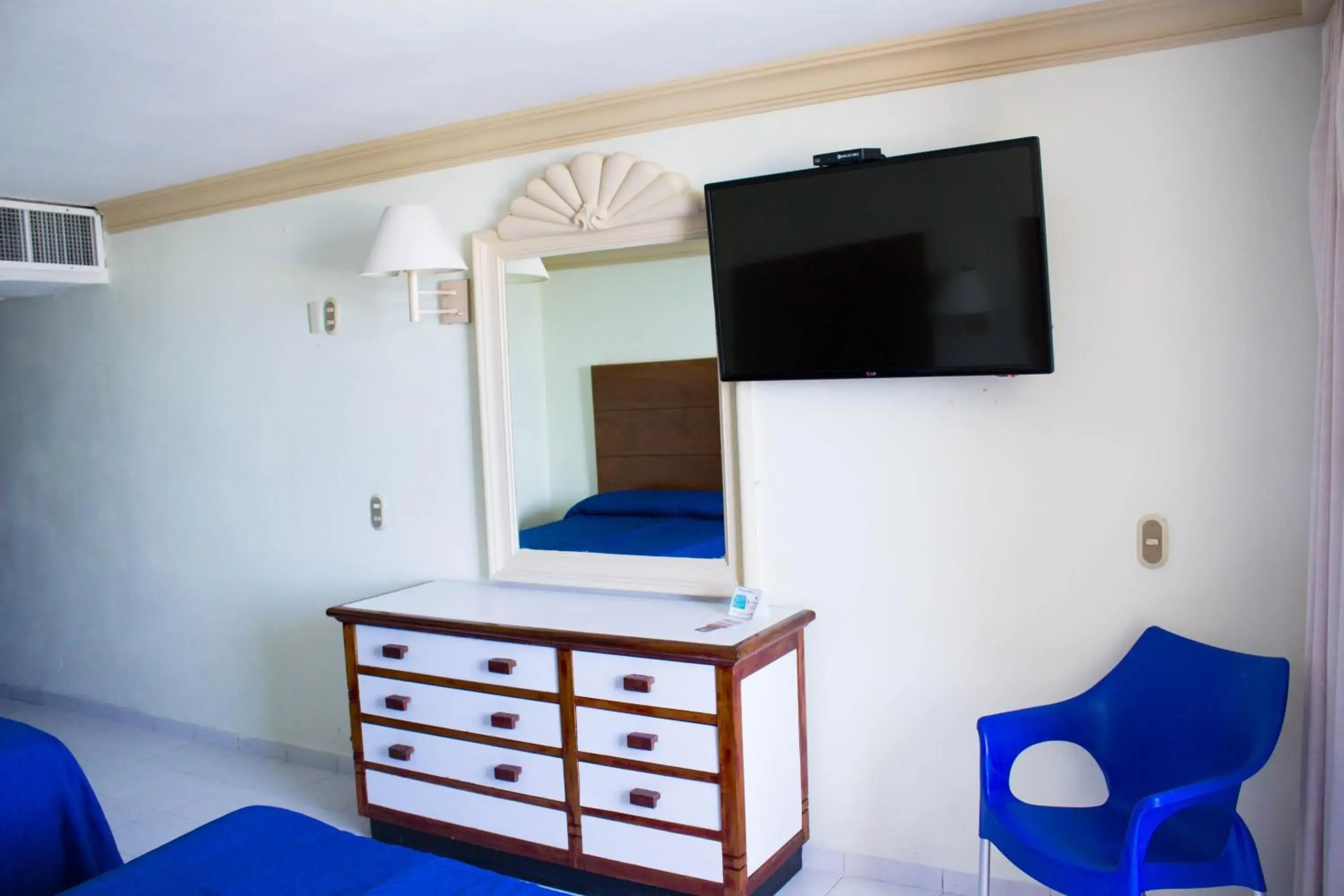 Bedroom, TV/Entertainment Center in Hotel Sands Arenas