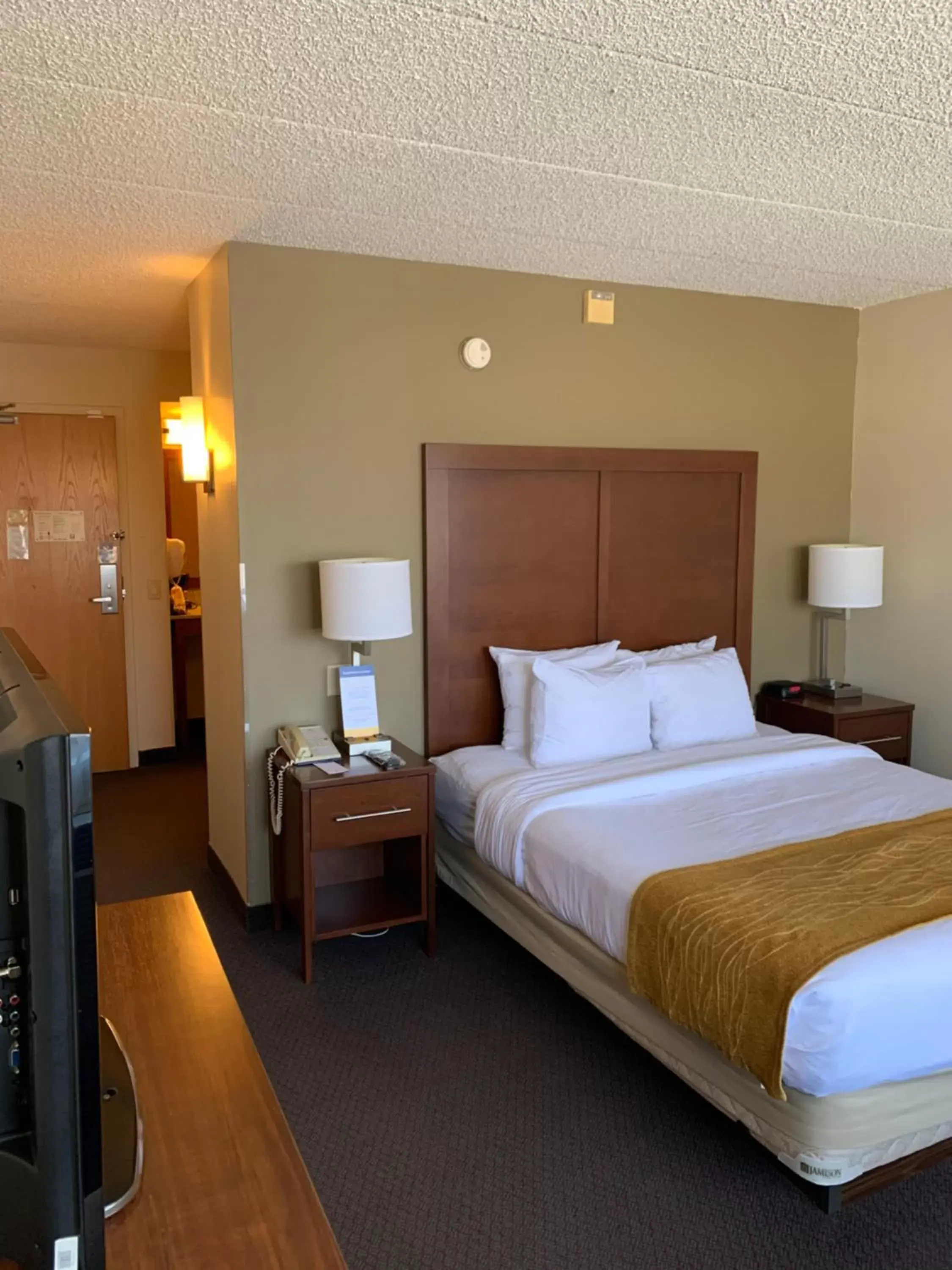 Bed in Comfort Inn & Suites Madison - Airport