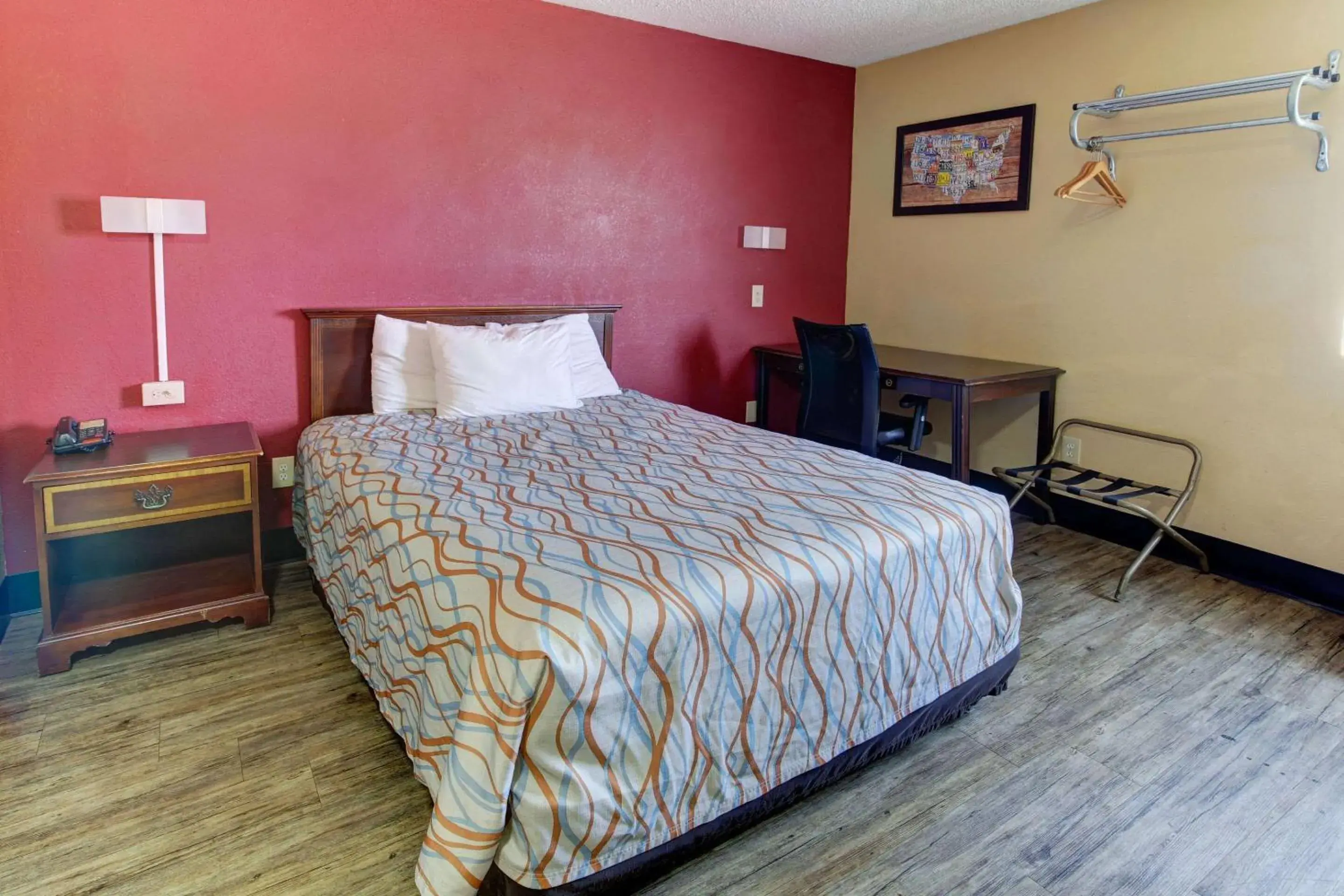 Bedroom, Bed in Econo Lodge Town Center