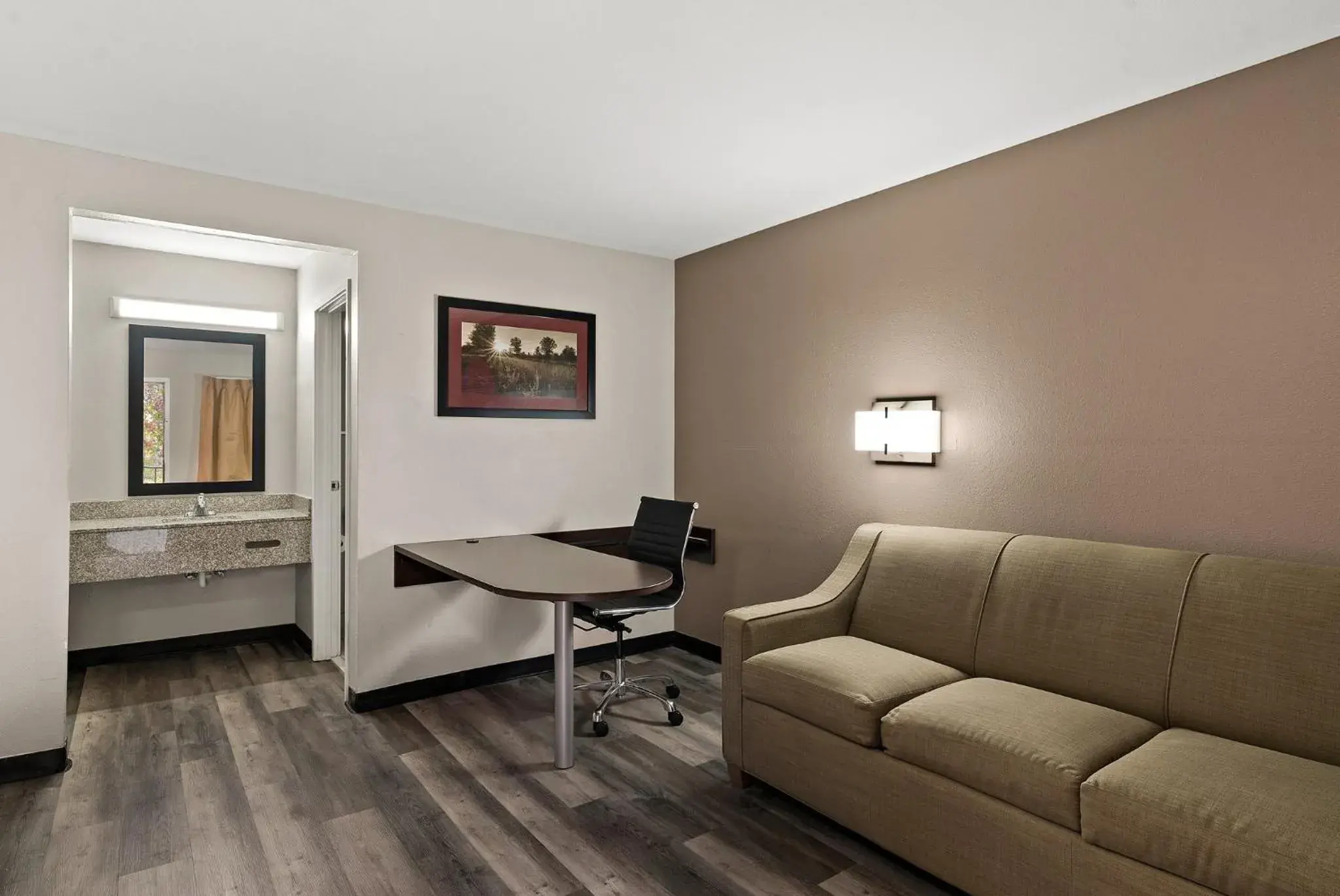 Photo of the whole room, Seating Area in Red Roof Inn Spartanburg - I-85