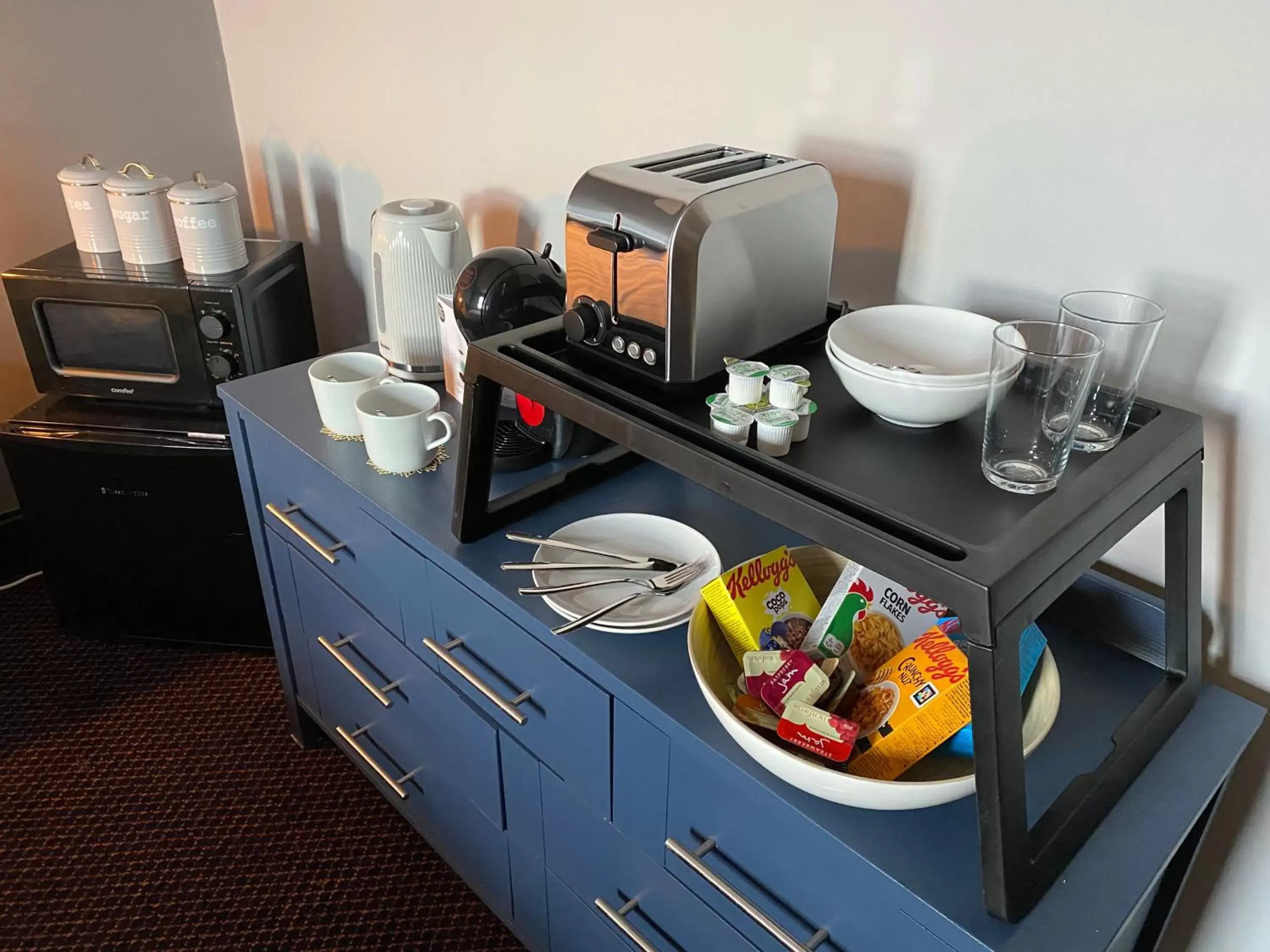 Coffee/tea facilities, Kitchen/Kitchenette in Bay view rooms at Mentone Hotel