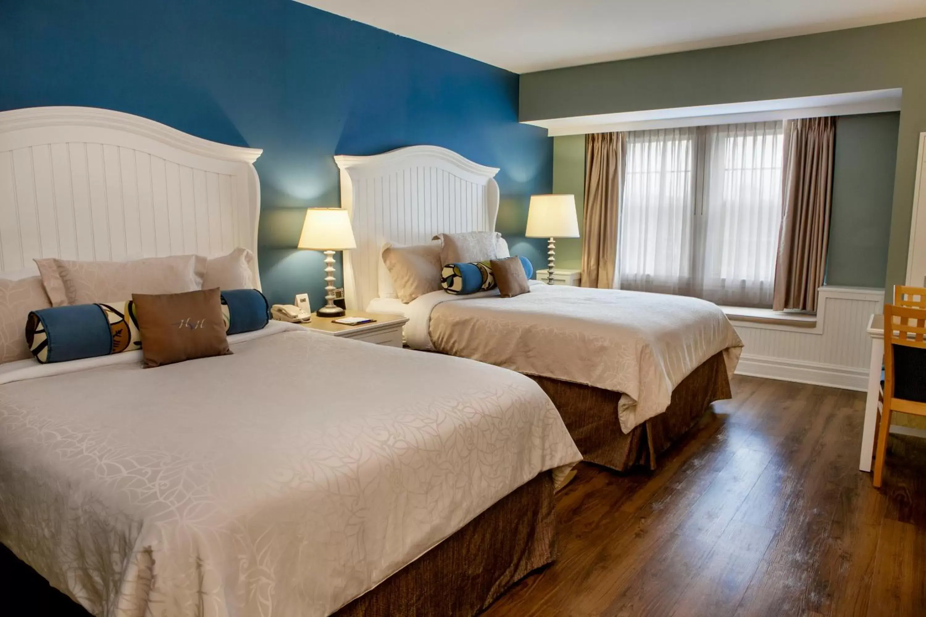 Bedroom, Bed in Watkins Glen Harbor Hotel