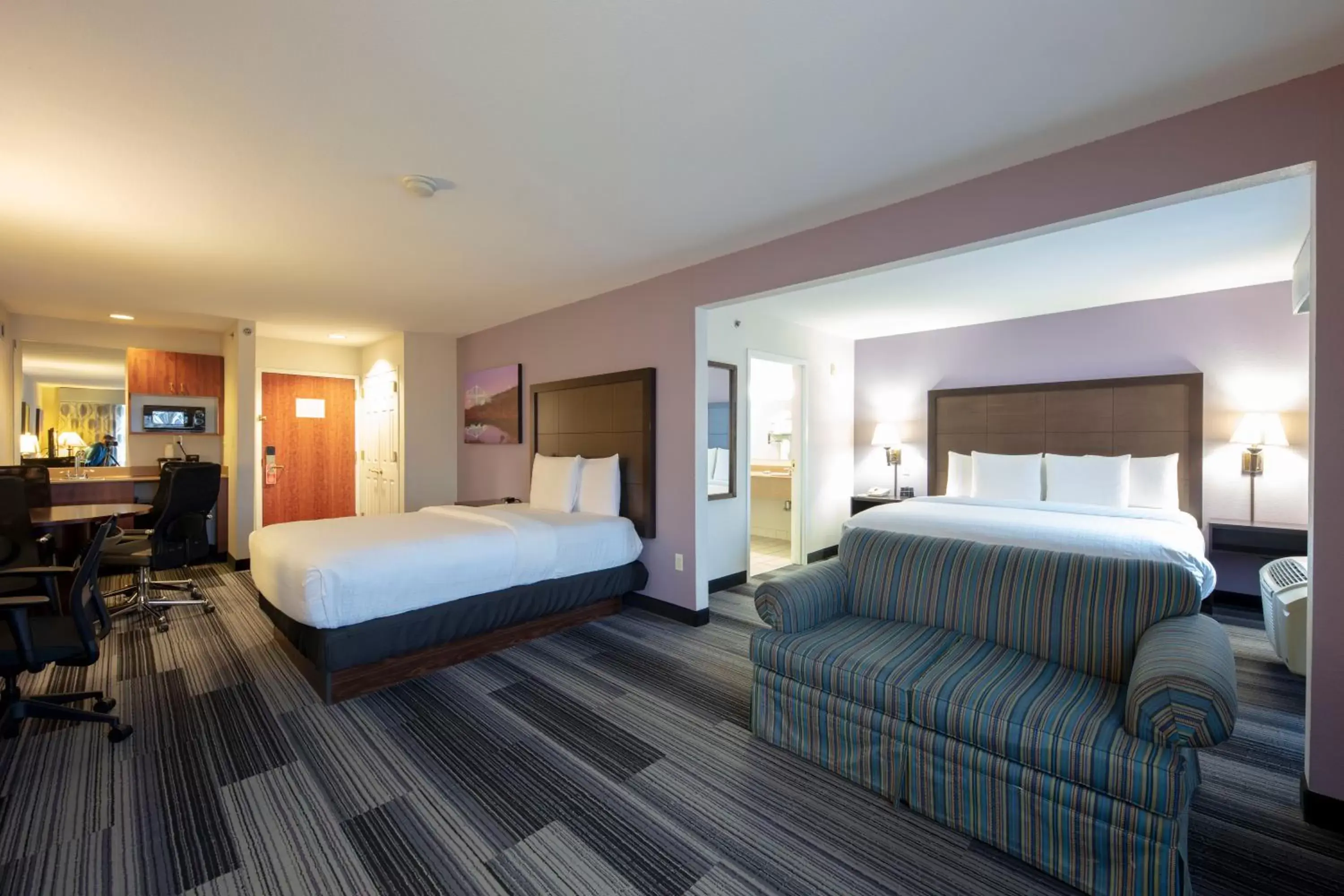 Photo of the whole room, Bed in La Quinta by Wyndham Springfield Airport Plaza