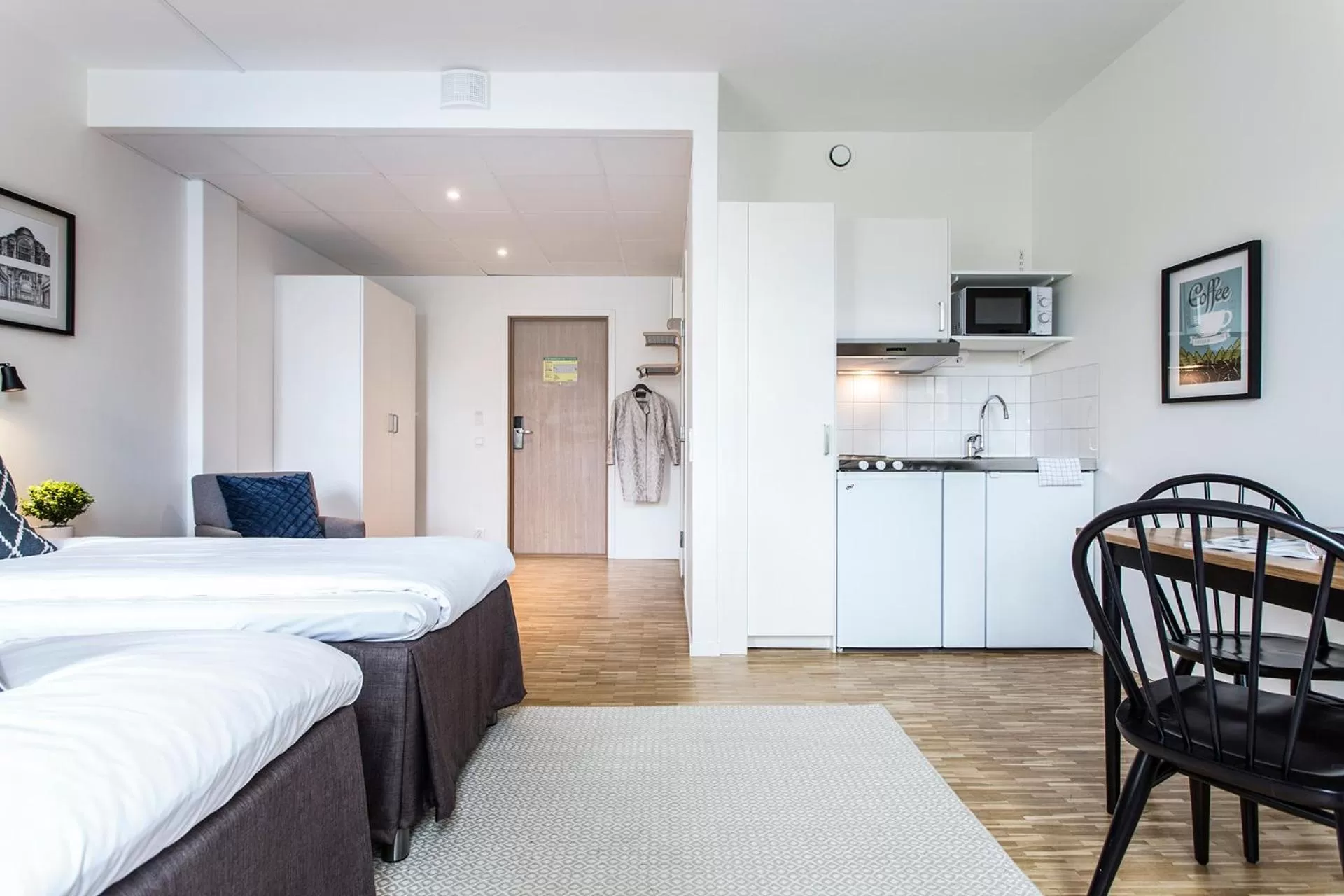 Kitchen or kitchenette, Bed in Biz Apartment Solna