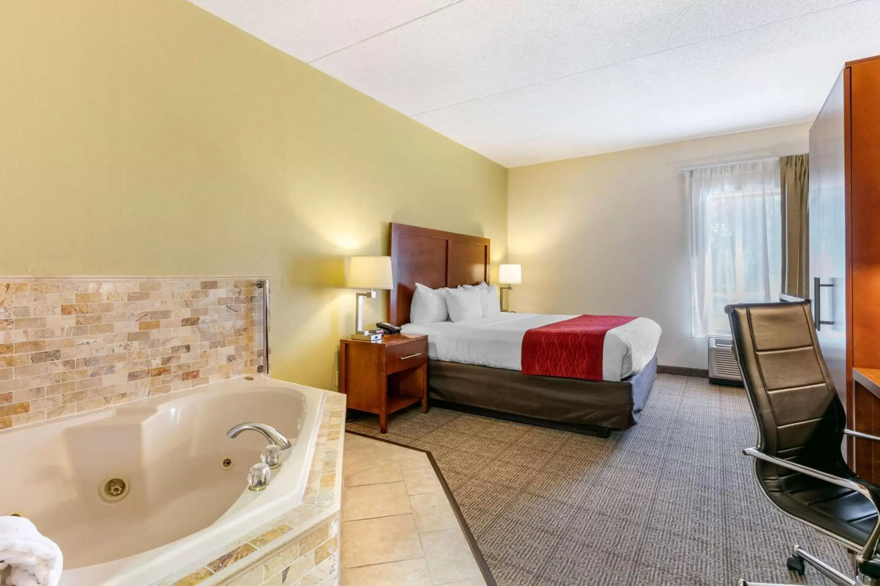 King Suite with Whirlpool - Non-Smoking in Comfort Inn Chattanooga Downtown Southside King Suite with Whirlpool - Non-Smoking in Comfort Inn Chattanooga Downtown Southside