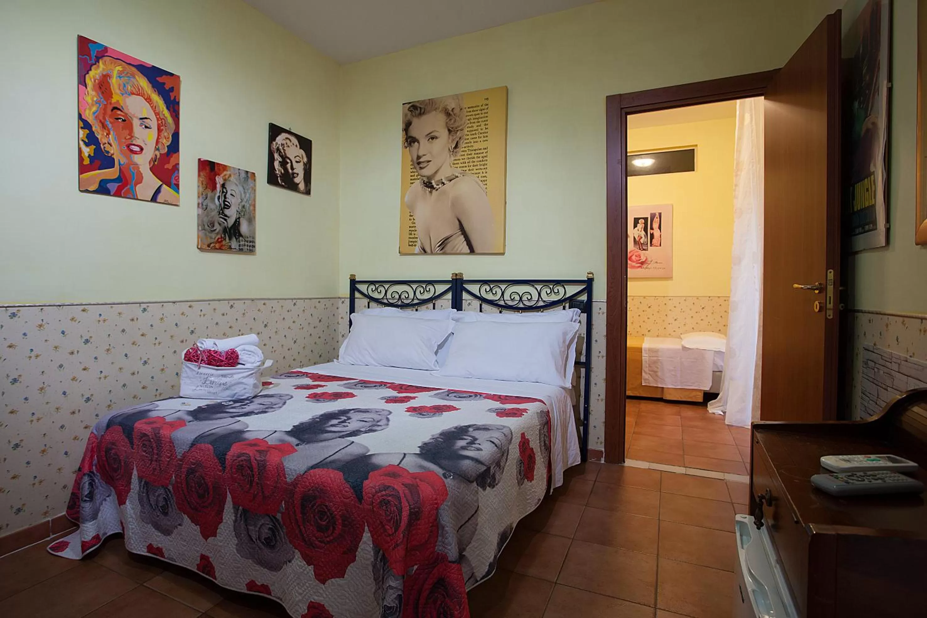 Photo of the whole room, Bed in Hotel Cineholiday