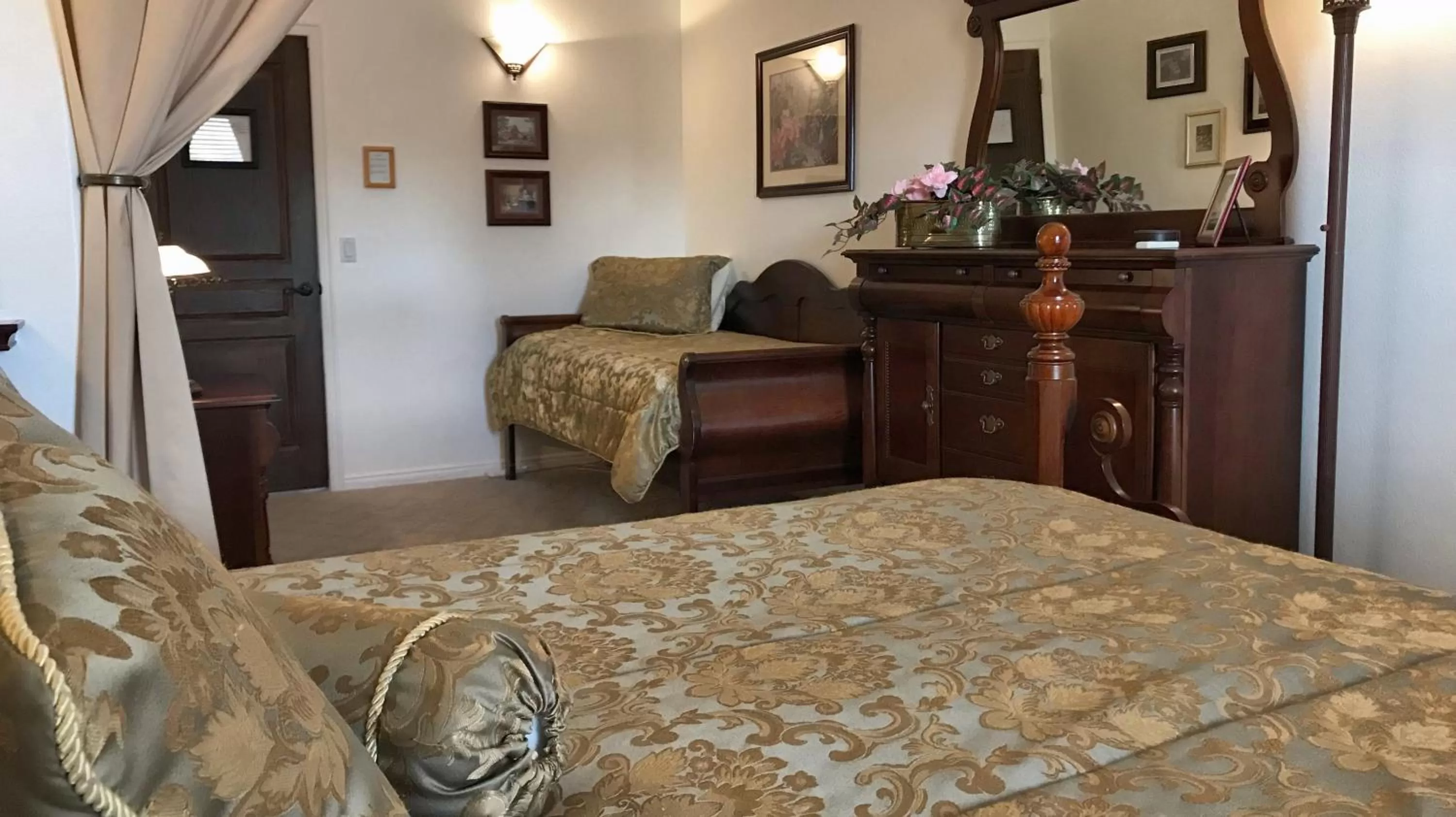 Bed in Dreamkatchers Lake Powell Bed & Breakfast