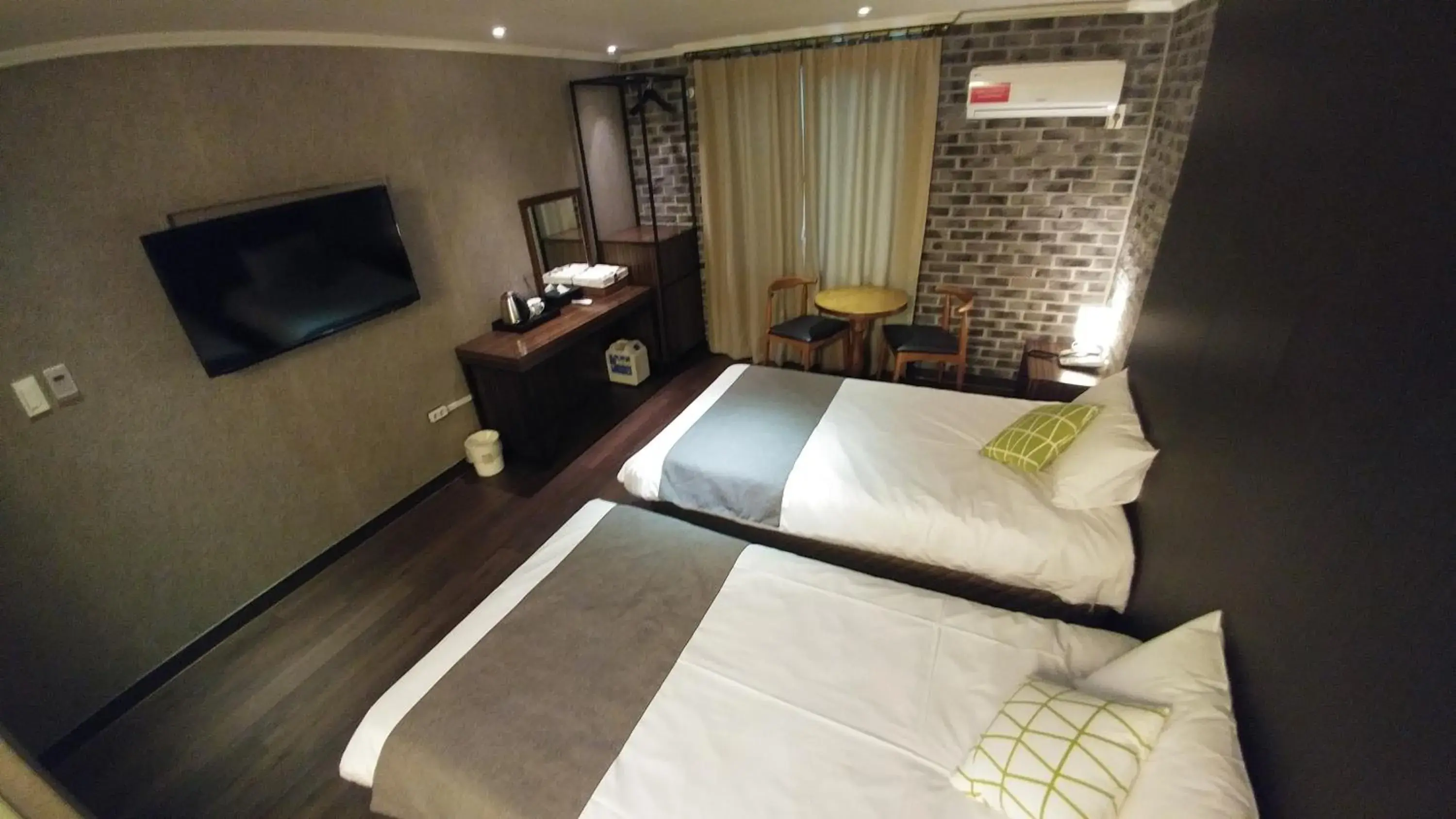 Photo of the whole room, Bed in Hotel Tong Yeondong Jeju