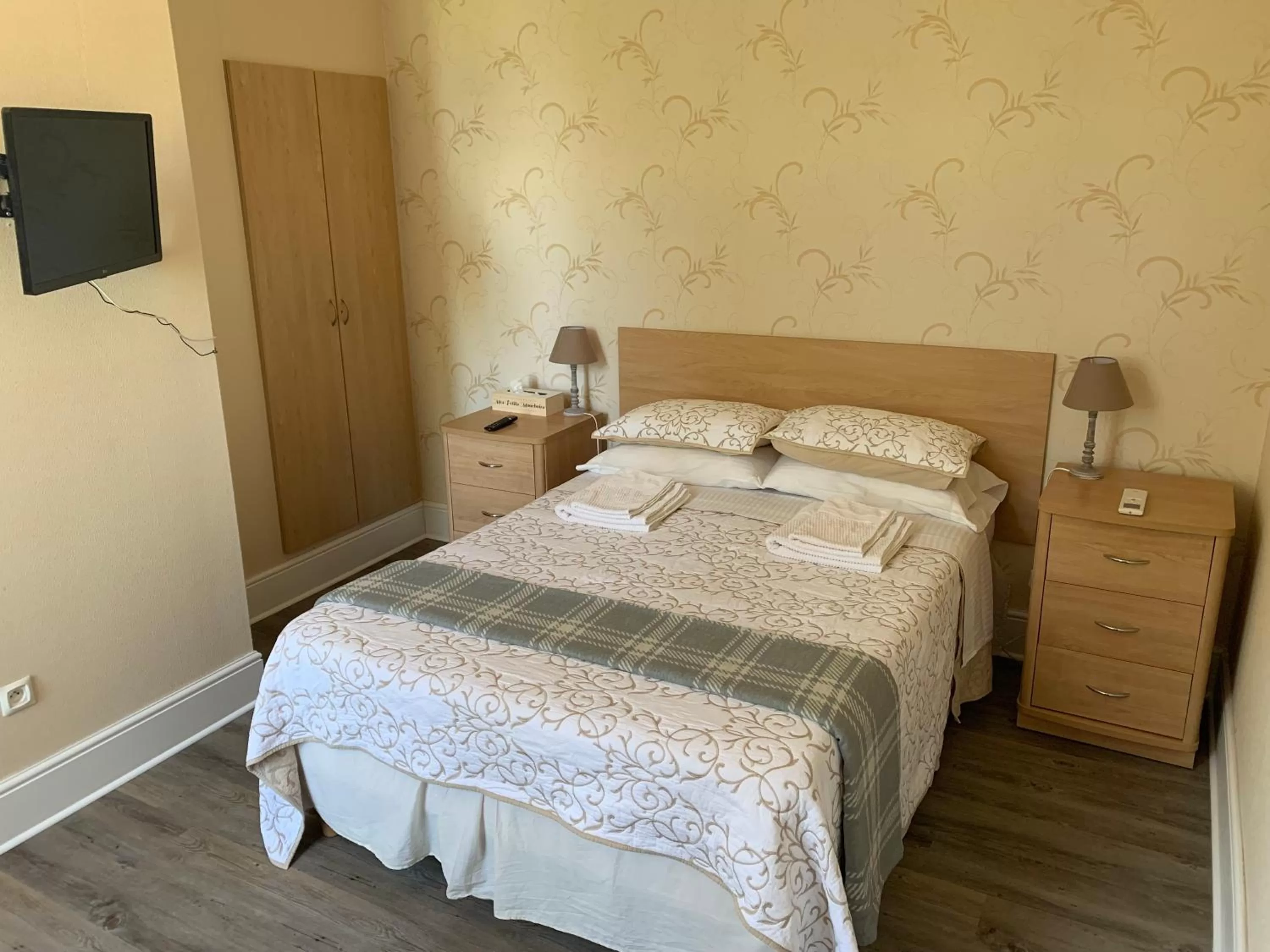 Double Room with Private Bathroom in Le Pontet