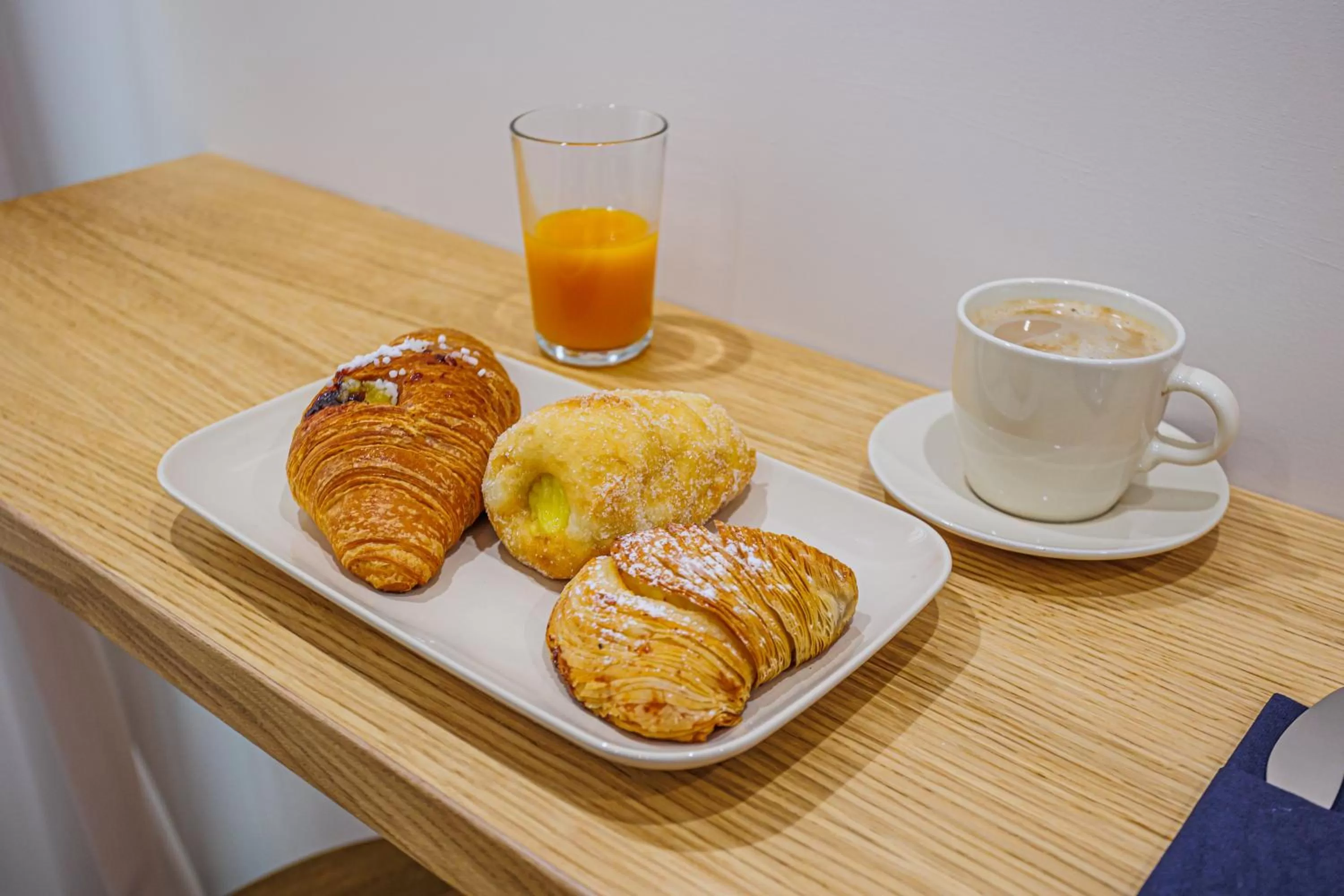 Breakfast in Peca's room