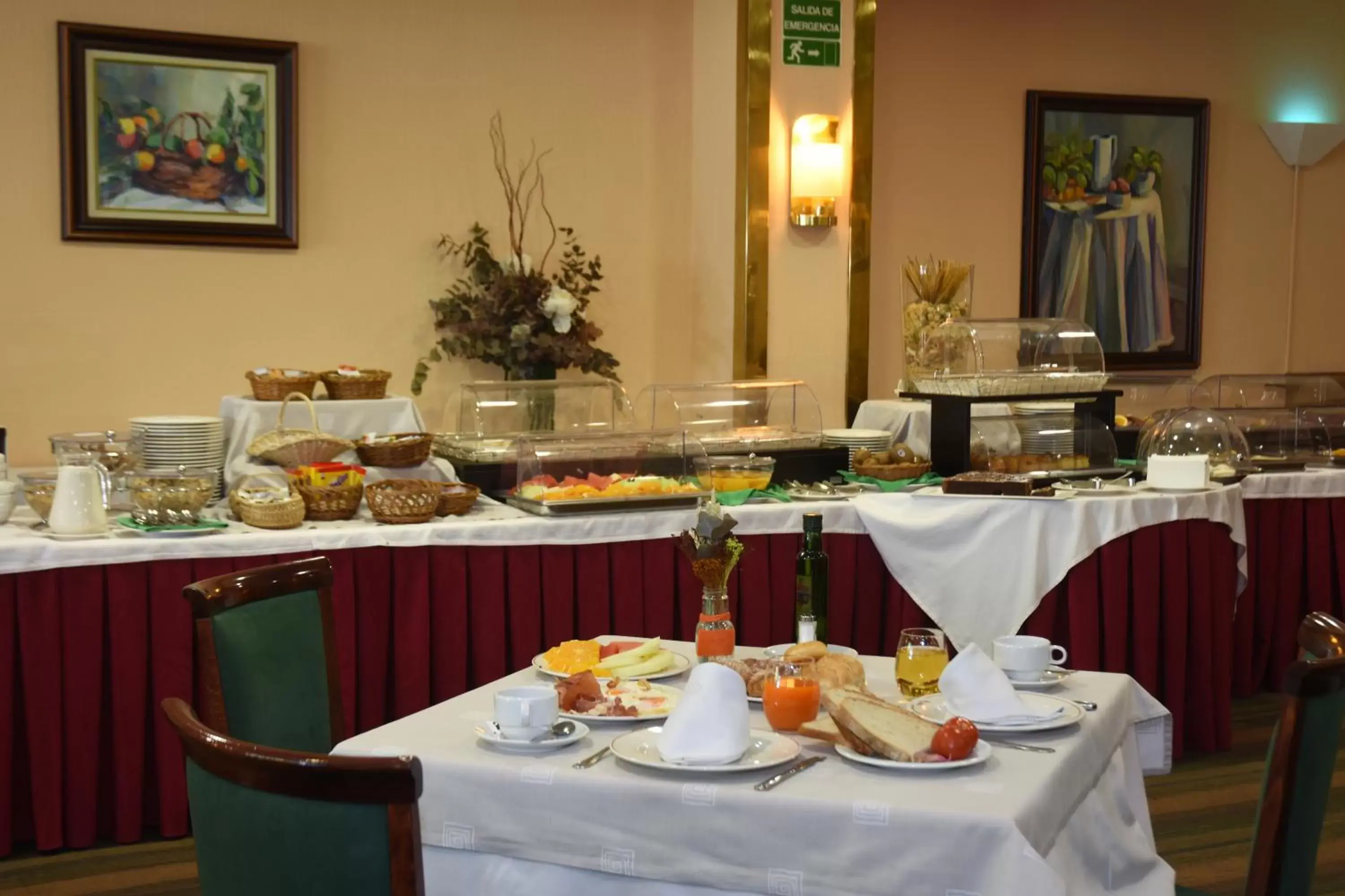 Restaurant/Places to Eat in RVHotels Tuca