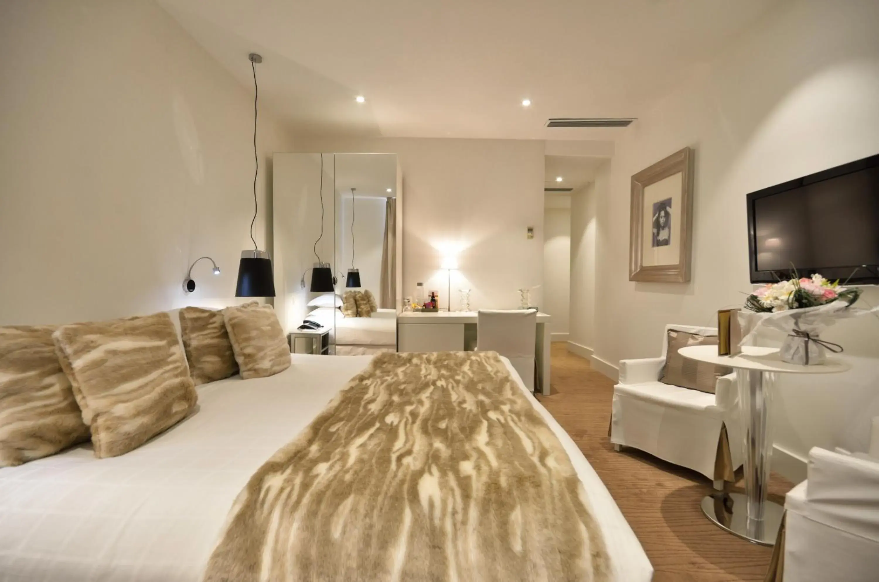Bedroom, Seating Area in Hotel Renoir