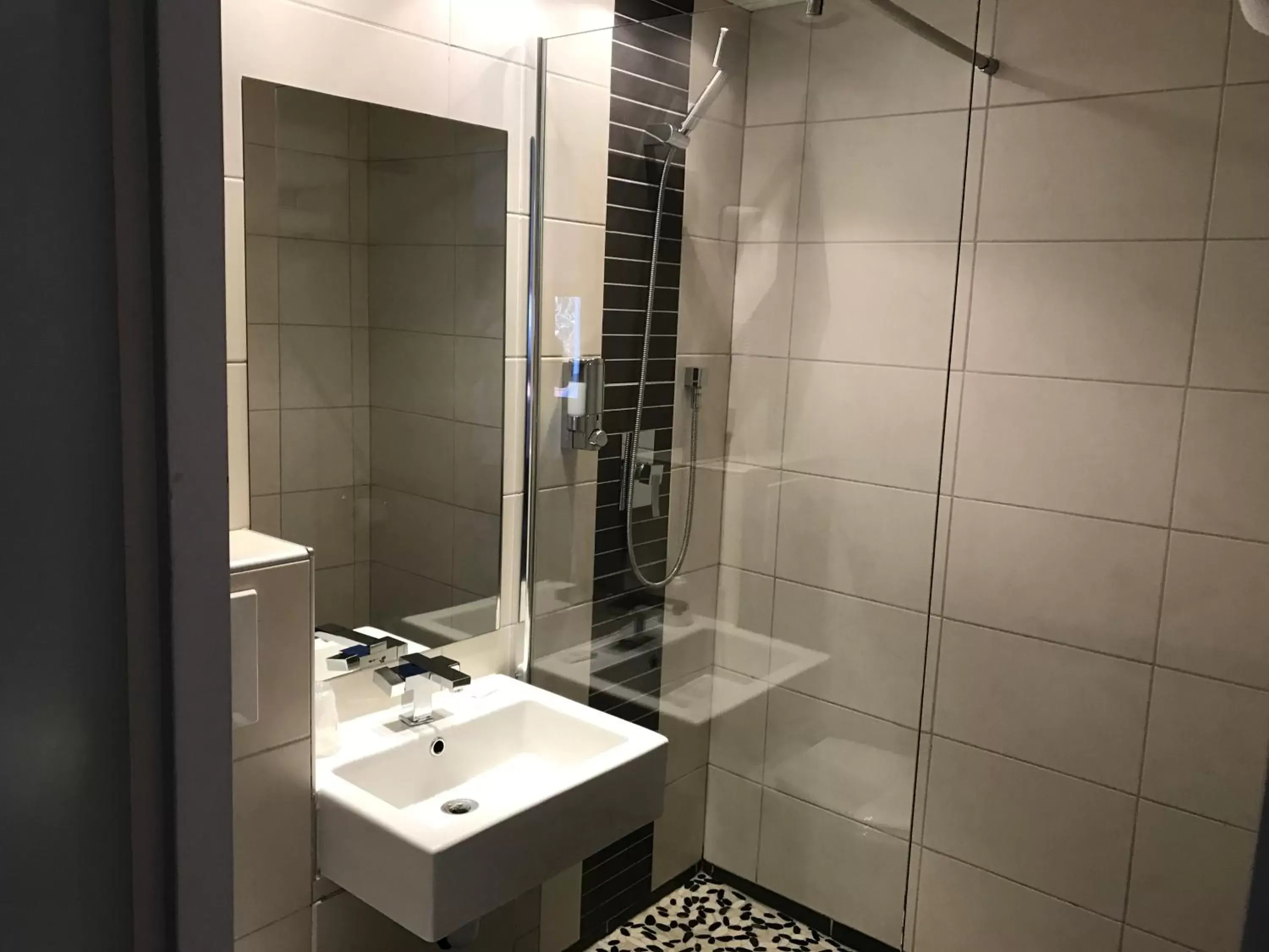 Shower, Bathroom in HALT HOTEL - Choisissez l'Hôtellerie Indépendante