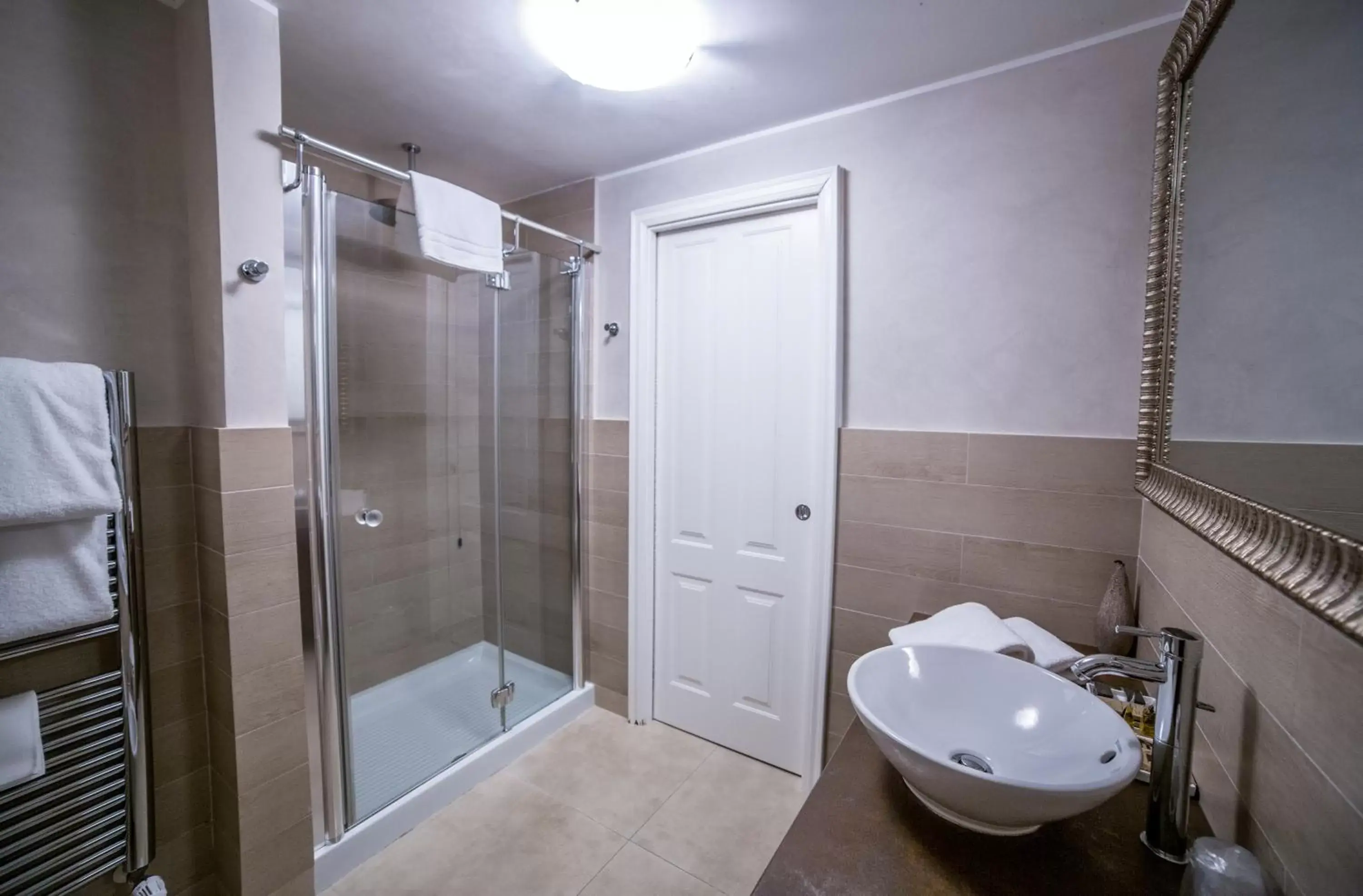 Shower, Bathroom in Hotel Patavium