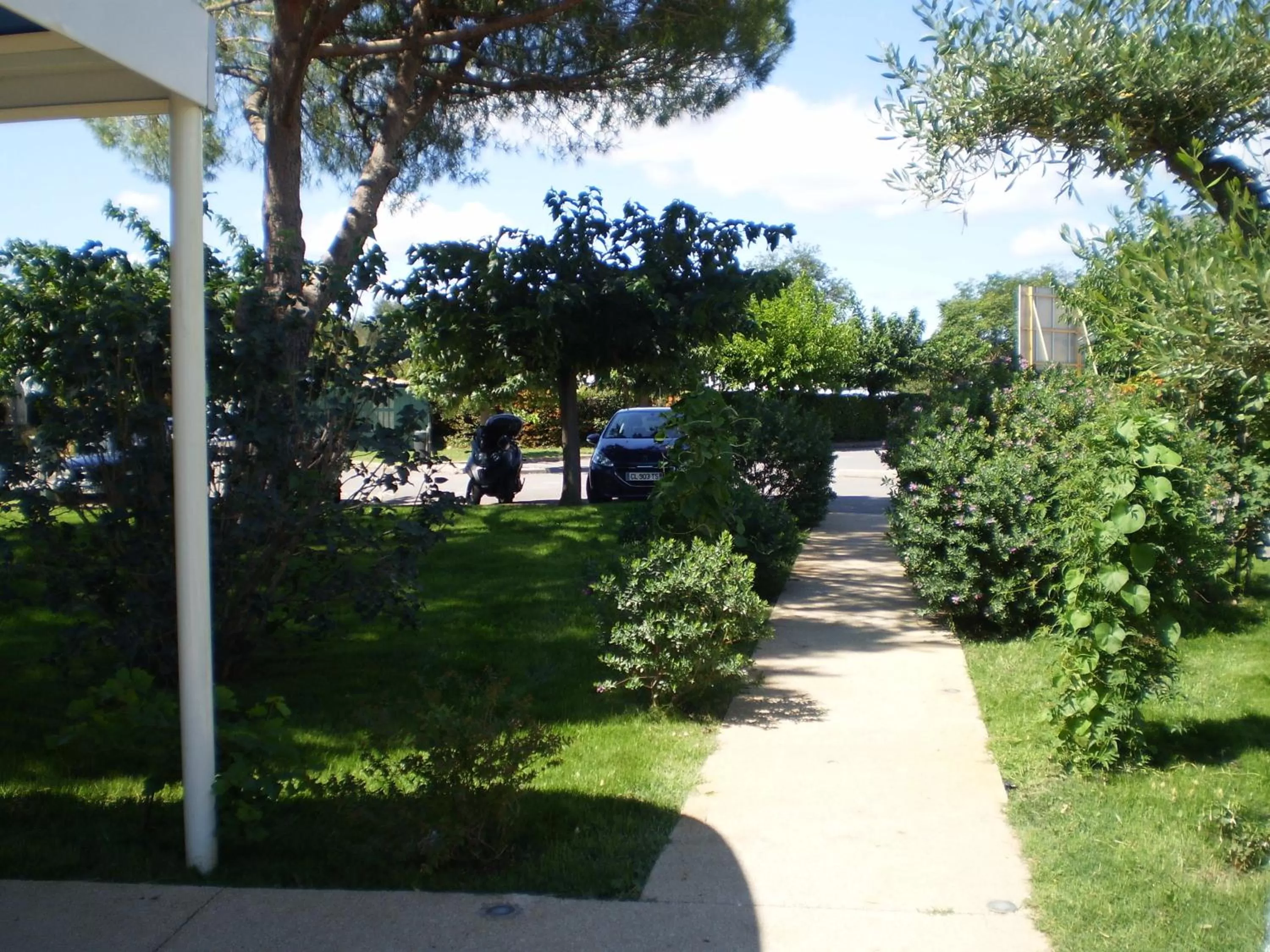 Garden in Kyriad Montpellier Aéroport - Gare Sud de France