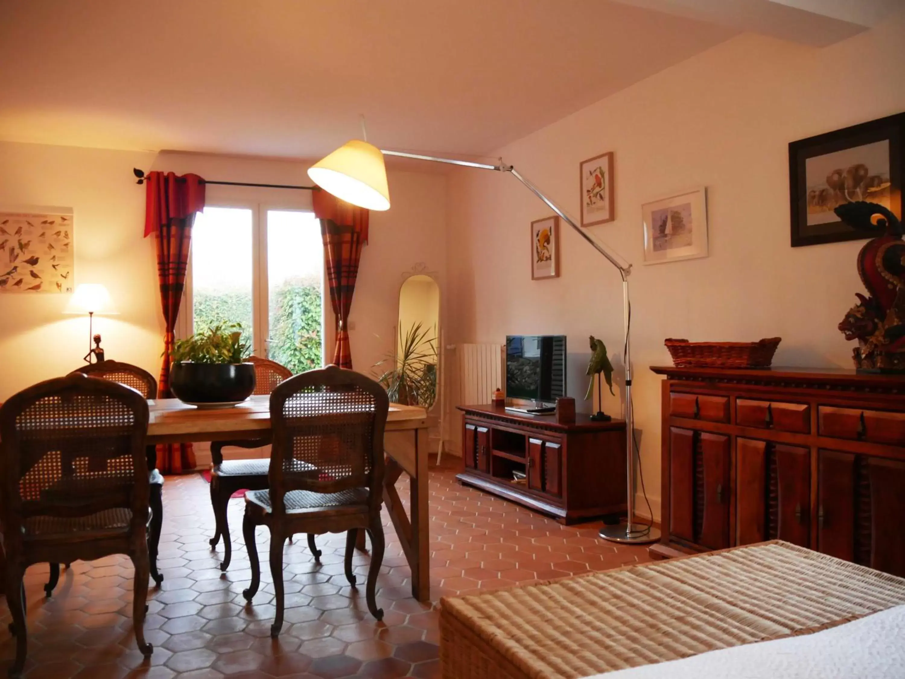 Dining area, TV/Entertainment Center in Le champ de l'eau