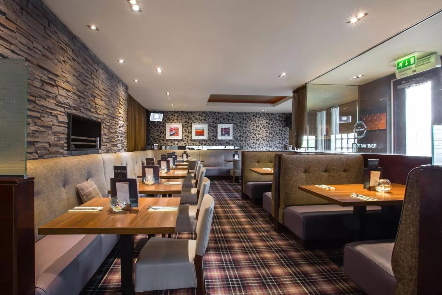 Restaurant/Places to Eat in The Parkville Hotel