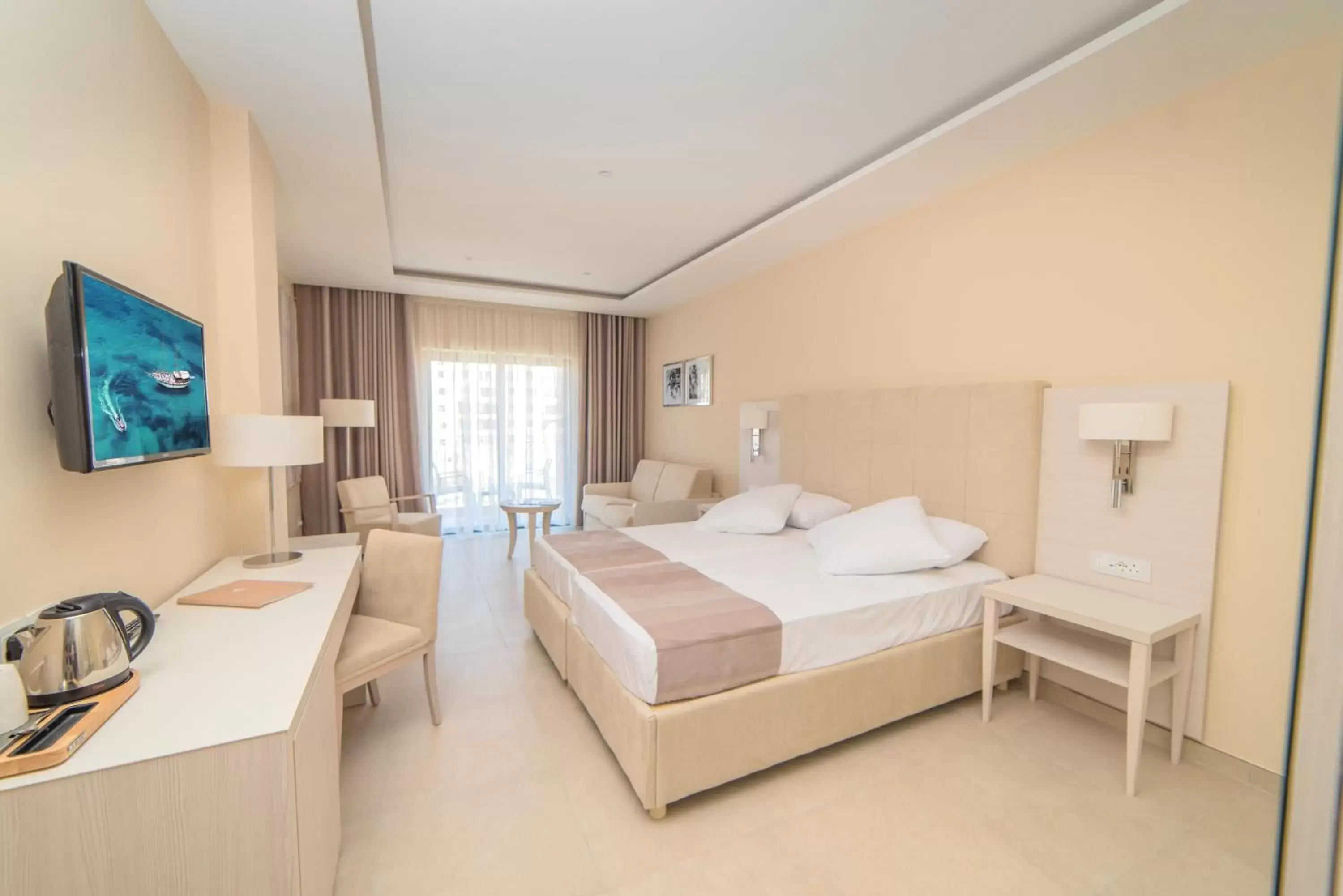 Deluxe Suite with Garden View in Maritim Antonine Hotel & Spa