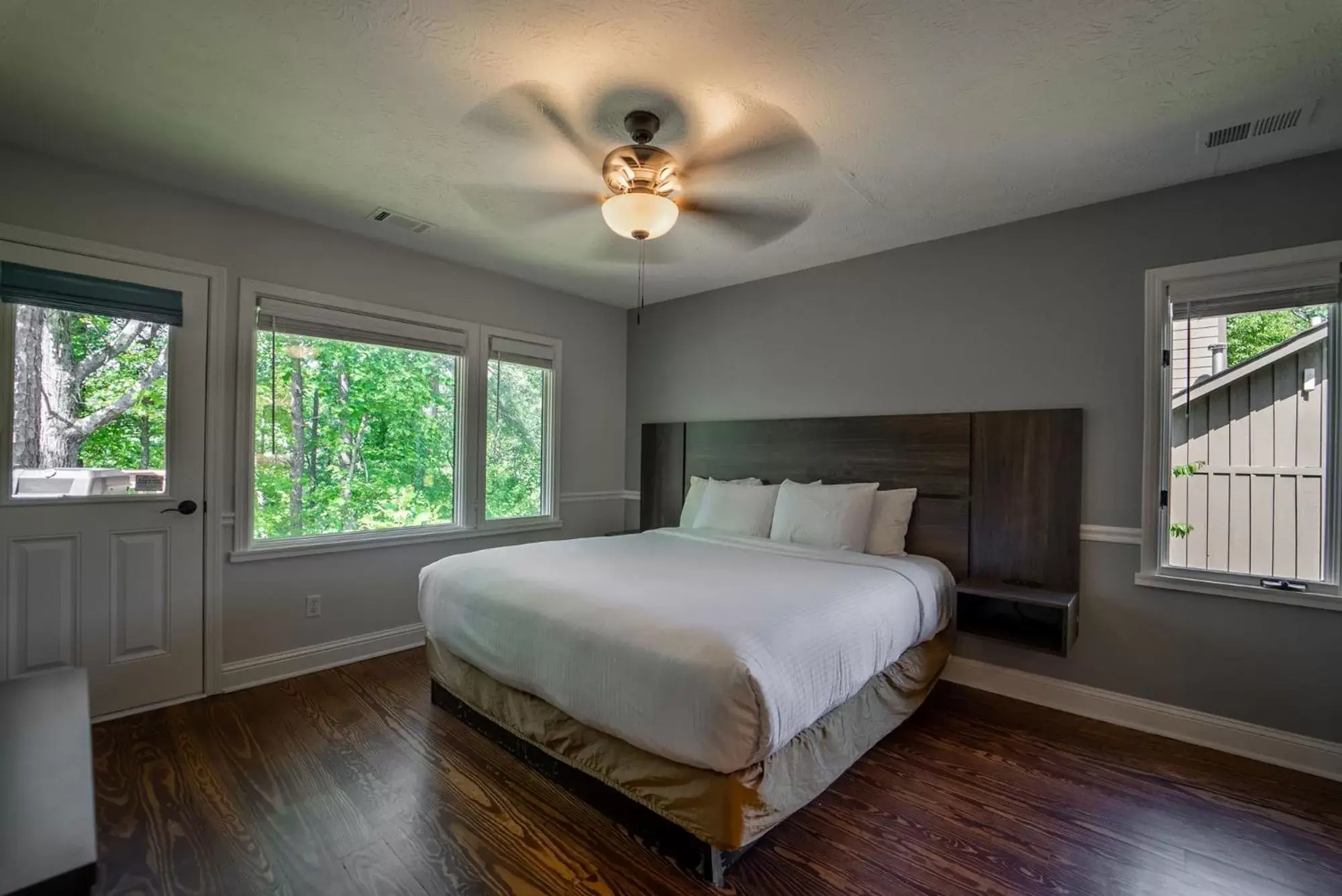 Bed in Lanier Islands Legacy Lodge