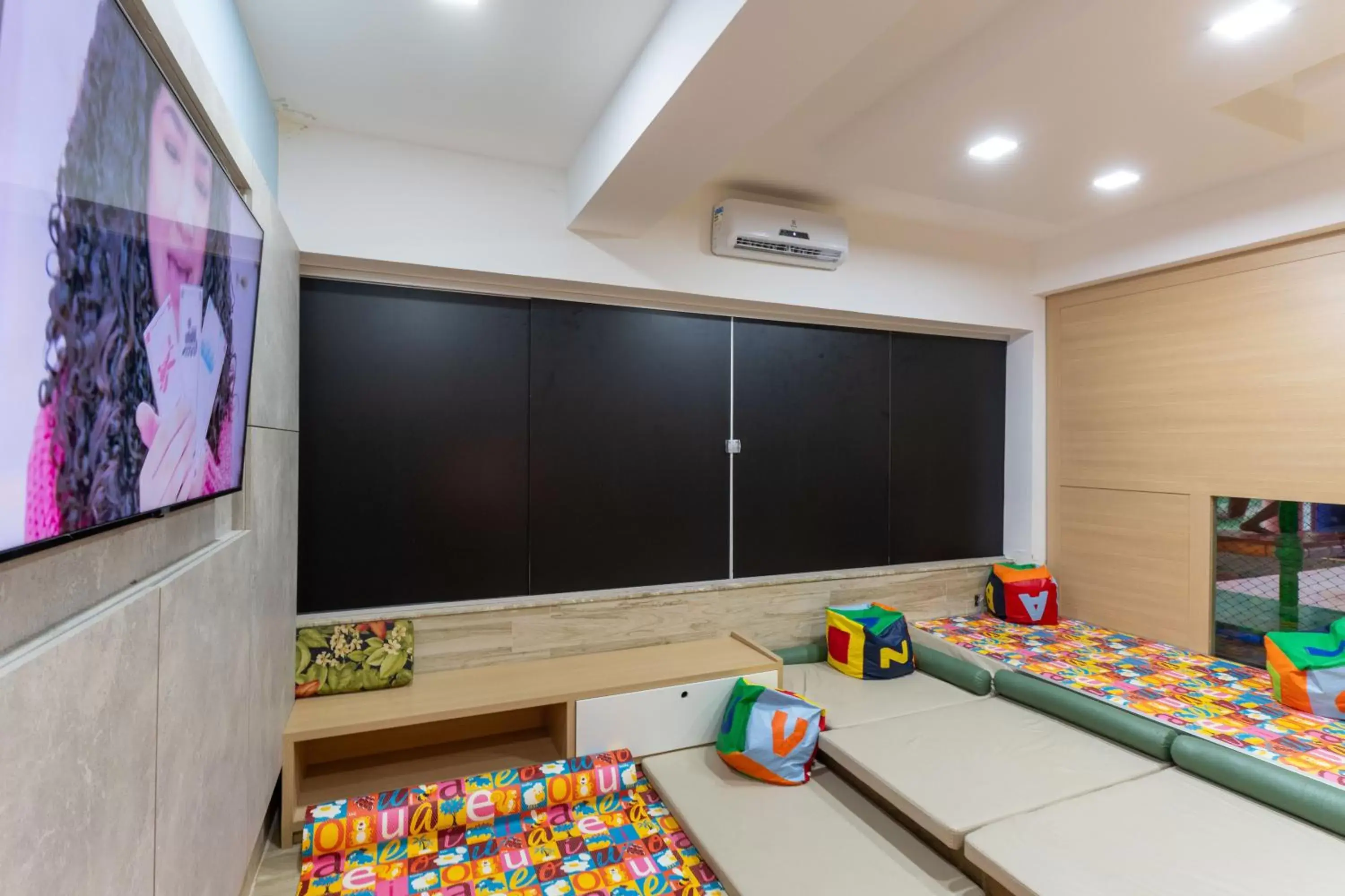 Kids's club, TV/Entertainment Center in Portal Beach - Rede Soberano