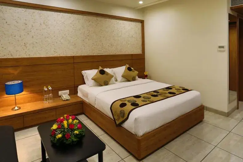 Bedroom, Bed in Hotel Grand Kailash