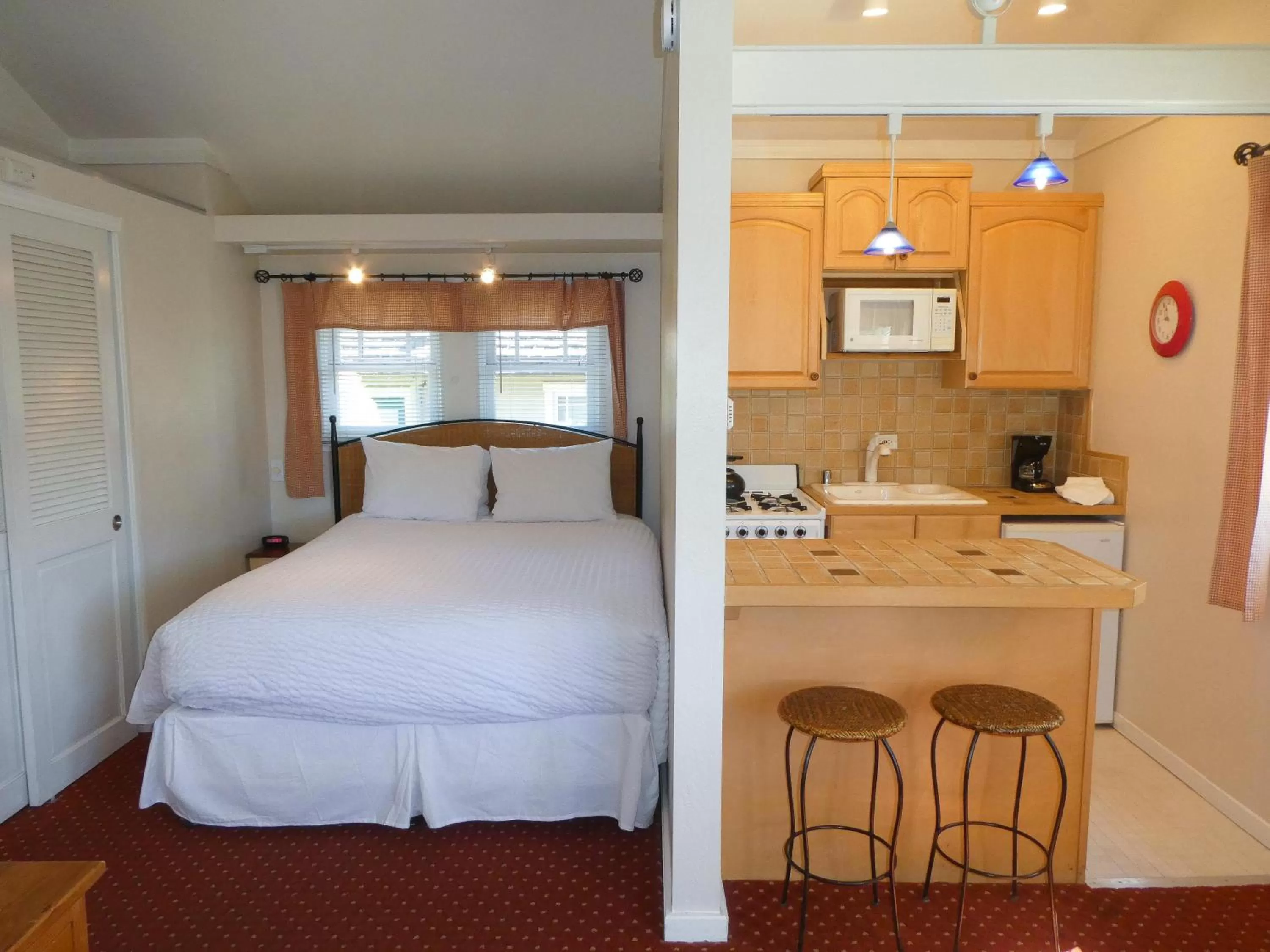 Kitchen or kitchenette, Bed in Briarwood Inn