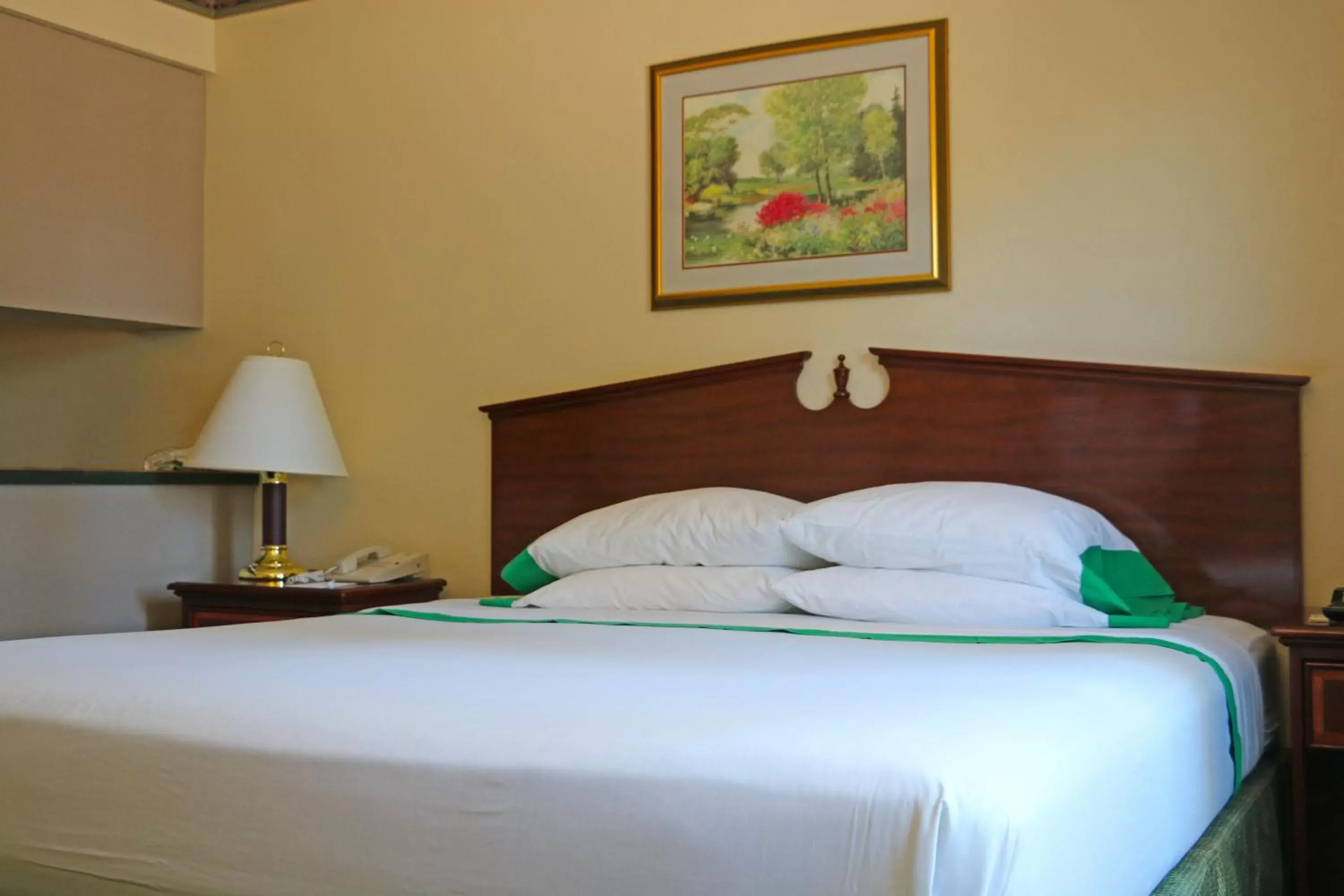 Bed in GuestHouse Inn & Suites Kelso/Longview