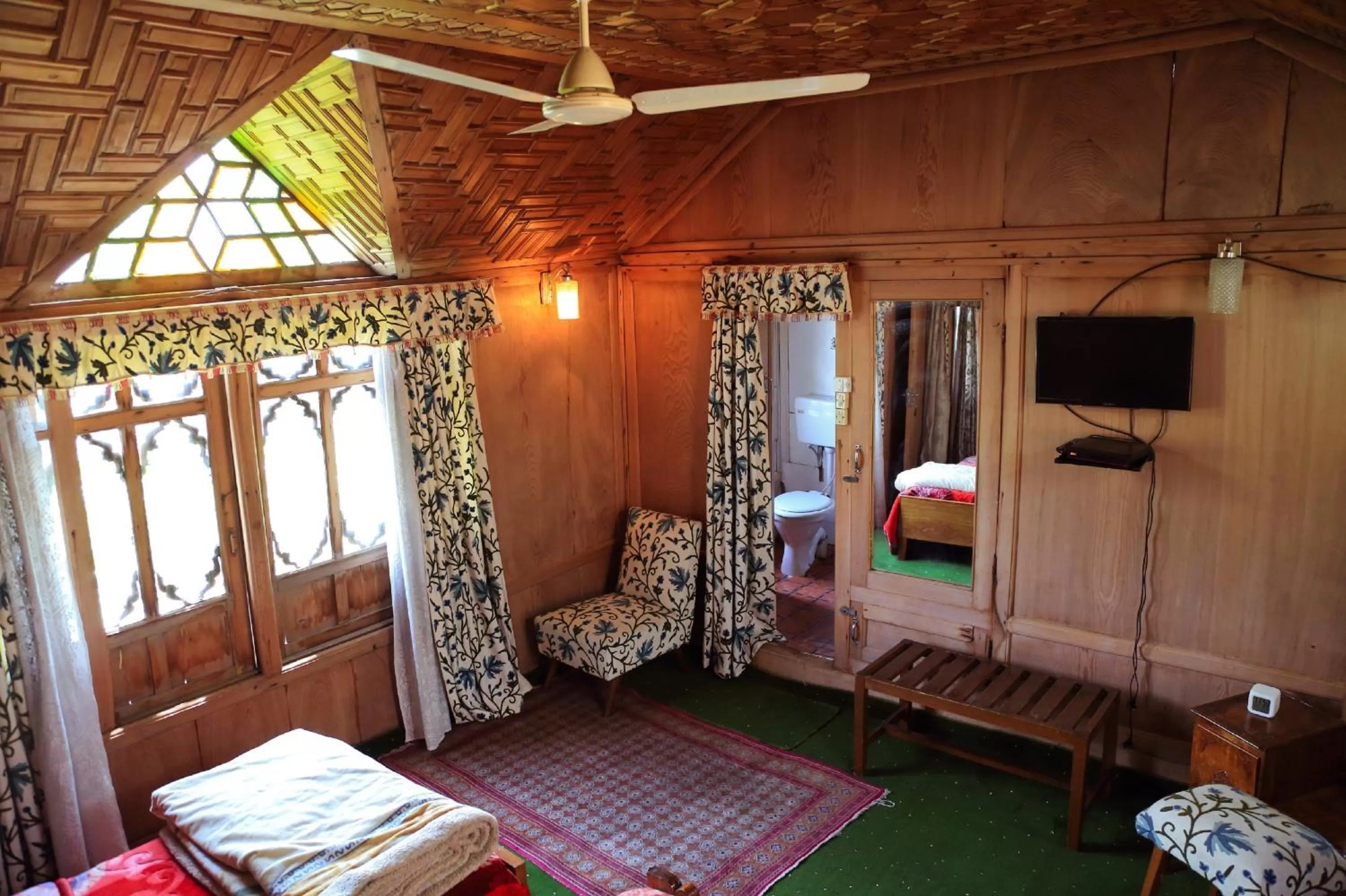 Communal lounge/ TV room, Bed in Houseboat Zaindari Palace