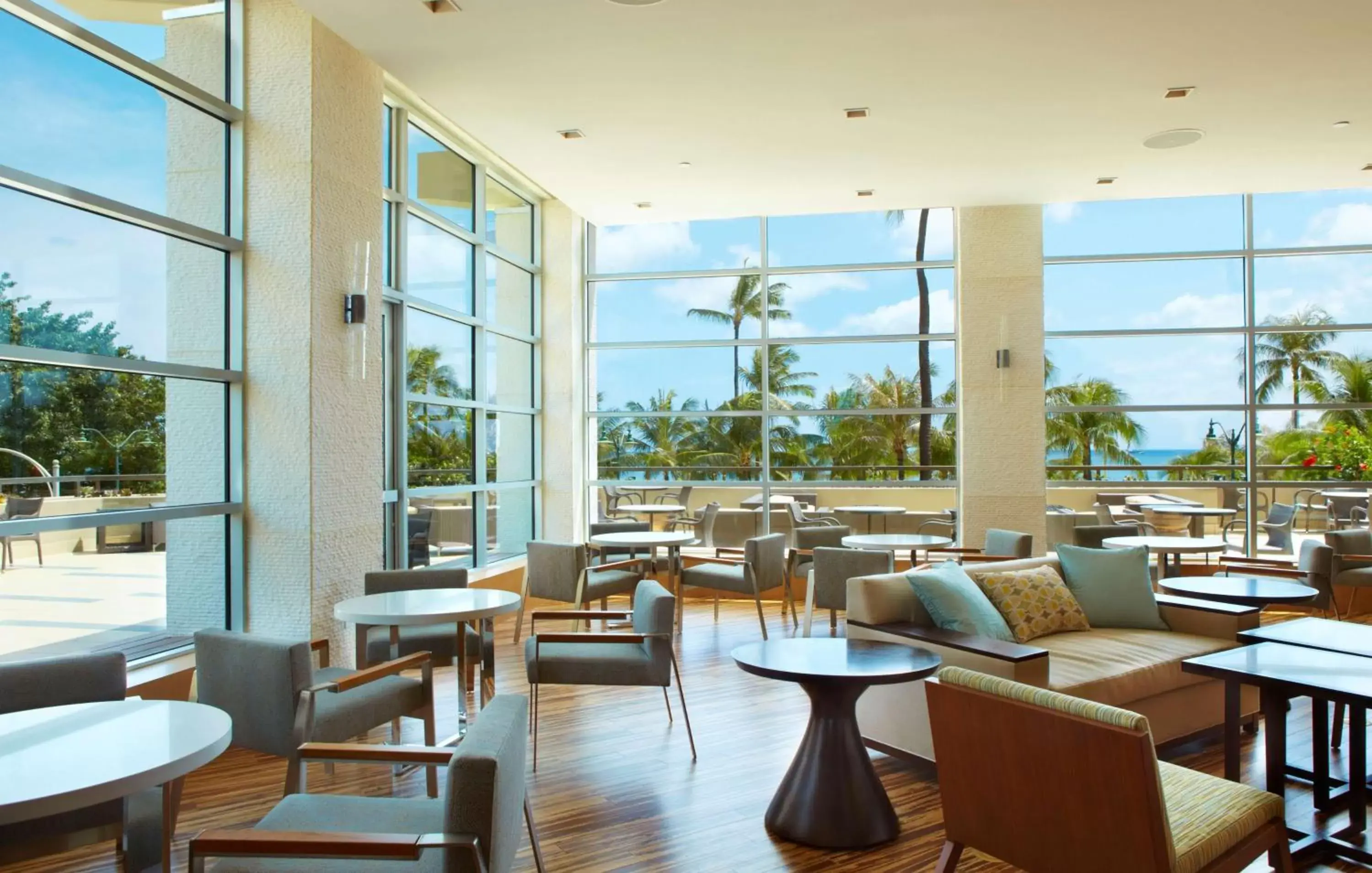 Lounge or bar in Hyatt Regency Waikiki Beach Resort & Spa