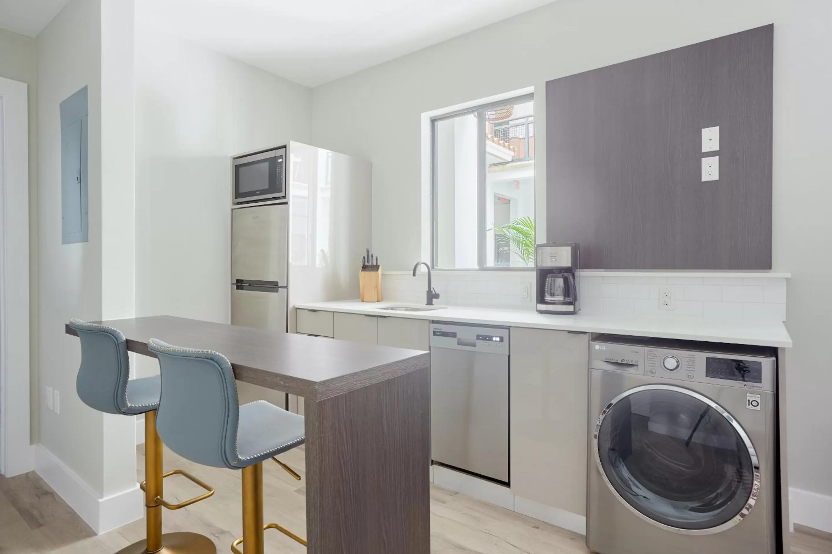Living room, Kitchen/Kitchenette in Sonder The Palace