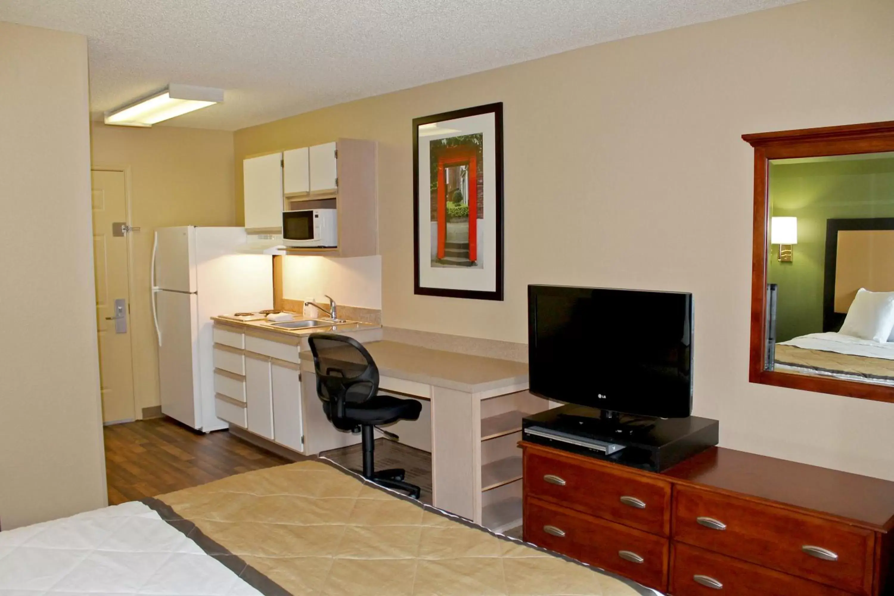 Photo of the whole room, TV/Entertainment Center in Extended Stay America Suites - Houston - Katy Freeway - Energy Corridor